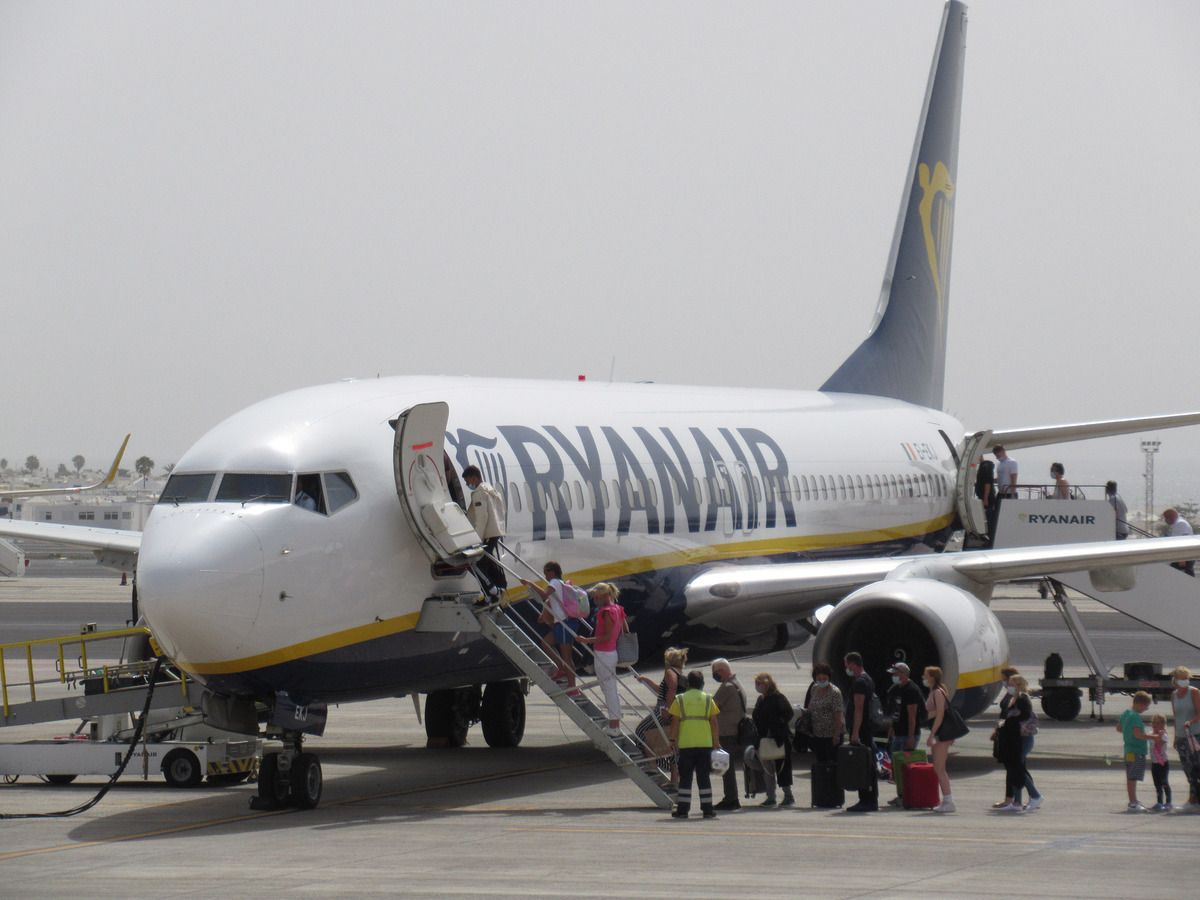 Pasajeros embarcando en un avión de Ryanair en el aeropuerto de Lanzarote
