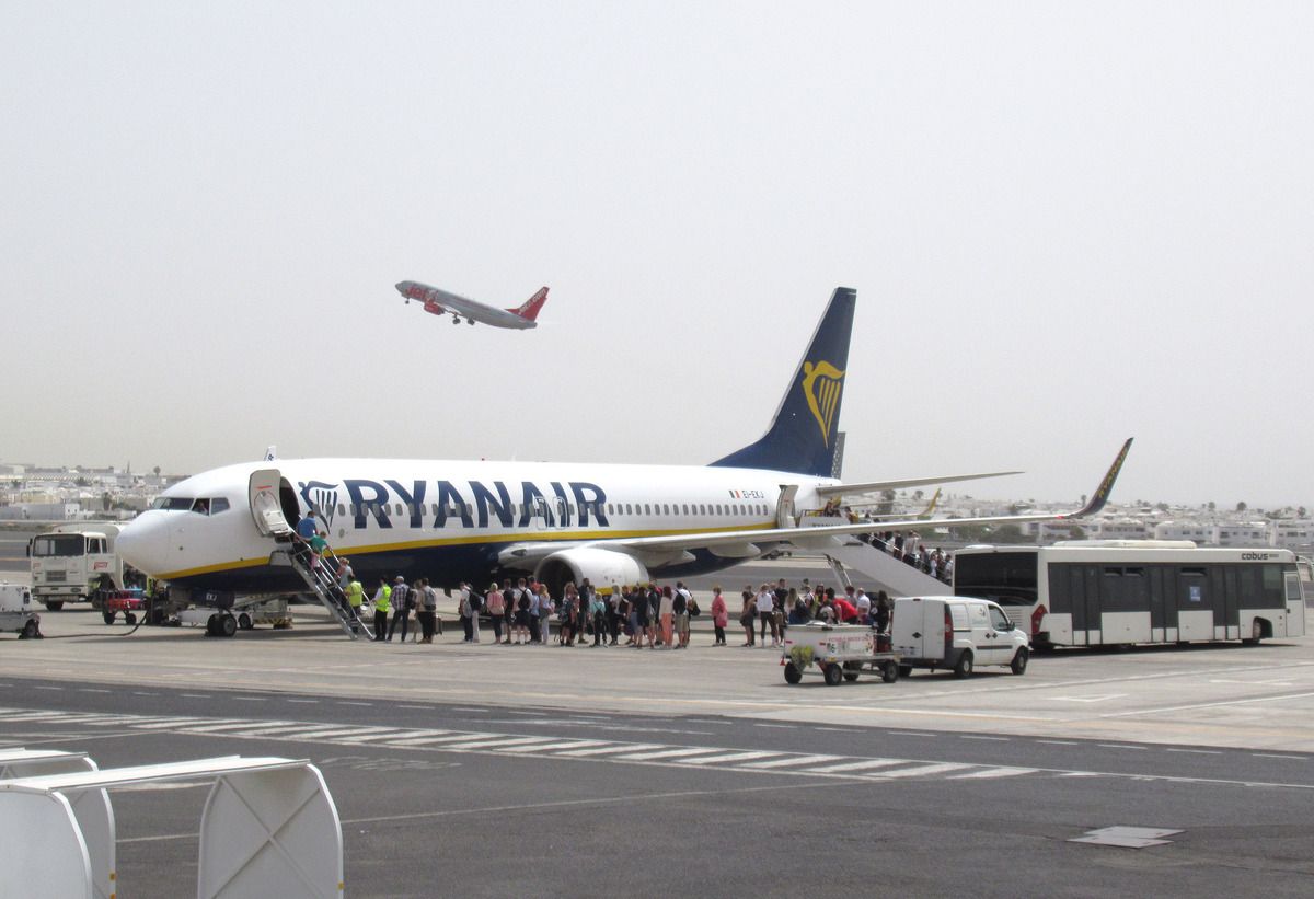 Un avión de Ryanair con pasajeros en el aeropuerto César Manrique de Lanzarote