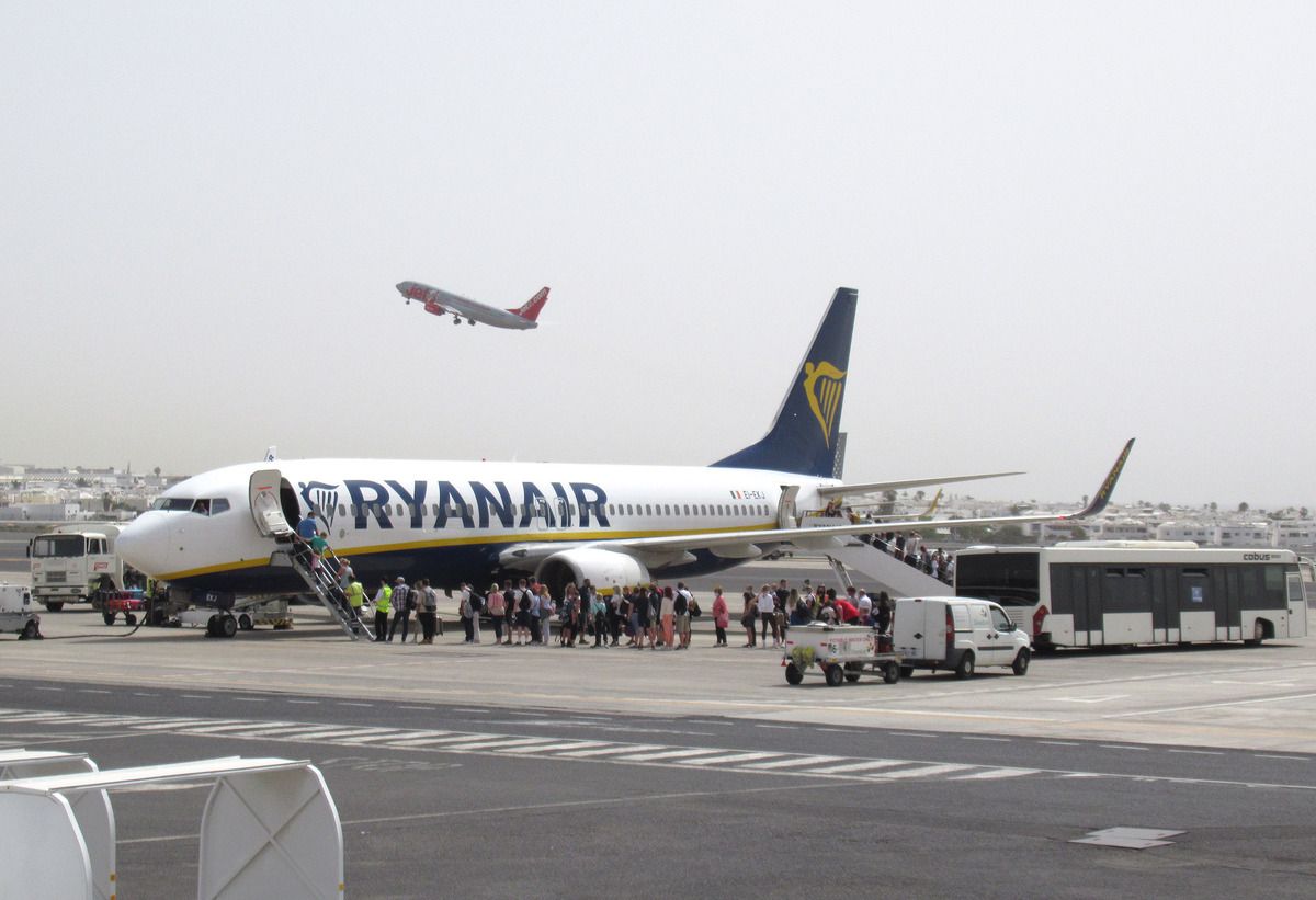 Un avión de Ryanair con pasajeros en el aeropuerto César Manrique de Lanzarote Un avión de Ryanair con pasajeros en el aeropuerto César Manrique de Lanzarote