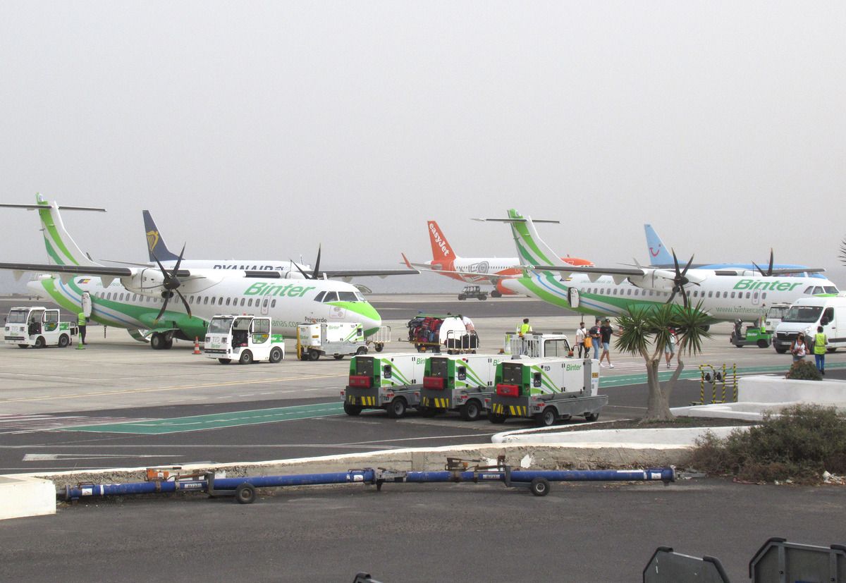 Aviones de diversas aerolíneas en el aeropuerto César Manrique