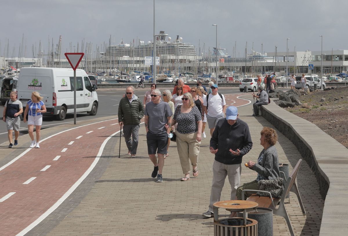 Turistas de paseo por el puerto de Arrecife