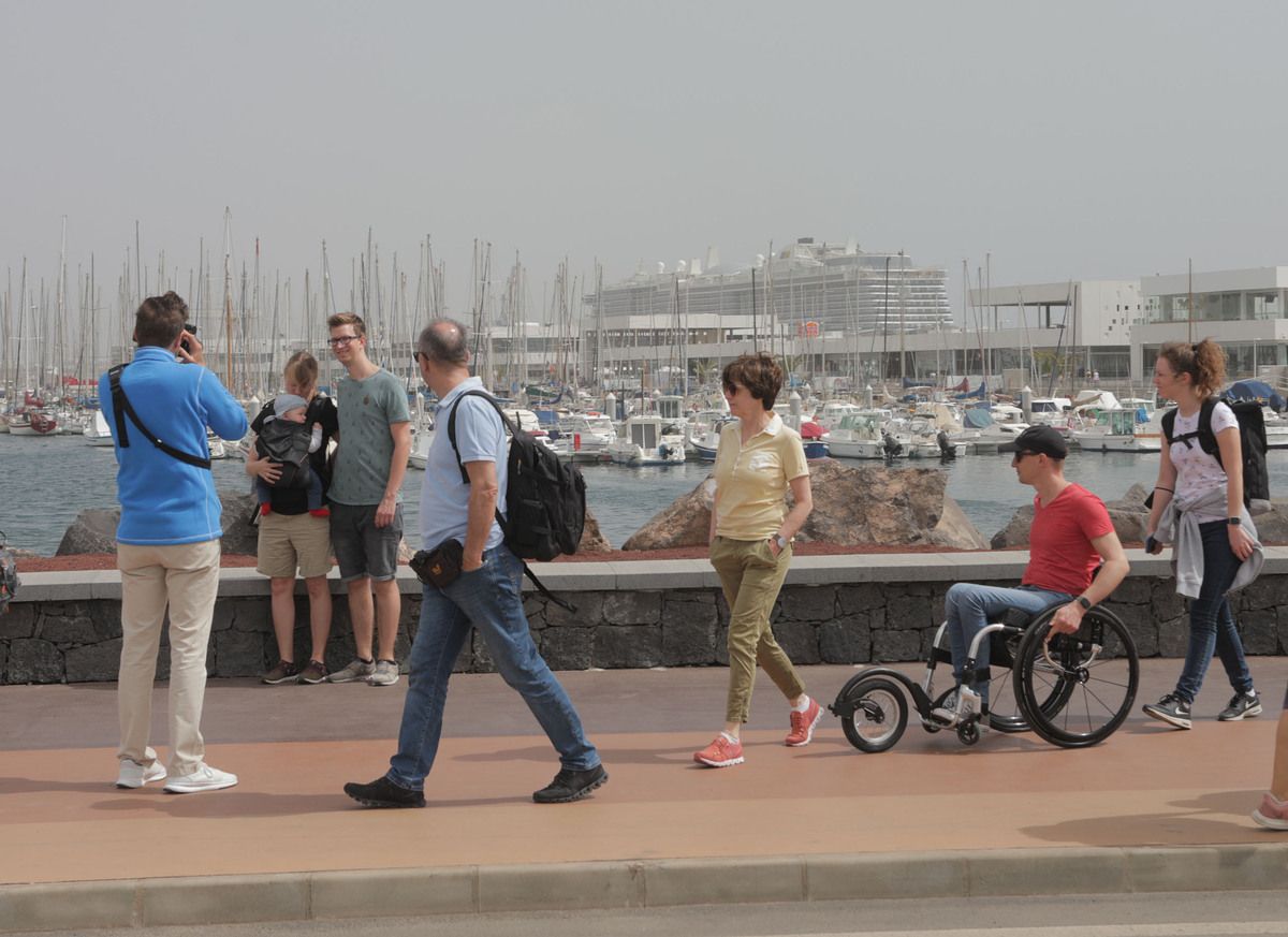 Turistas de paseo por la zona del puerto de Arrecife