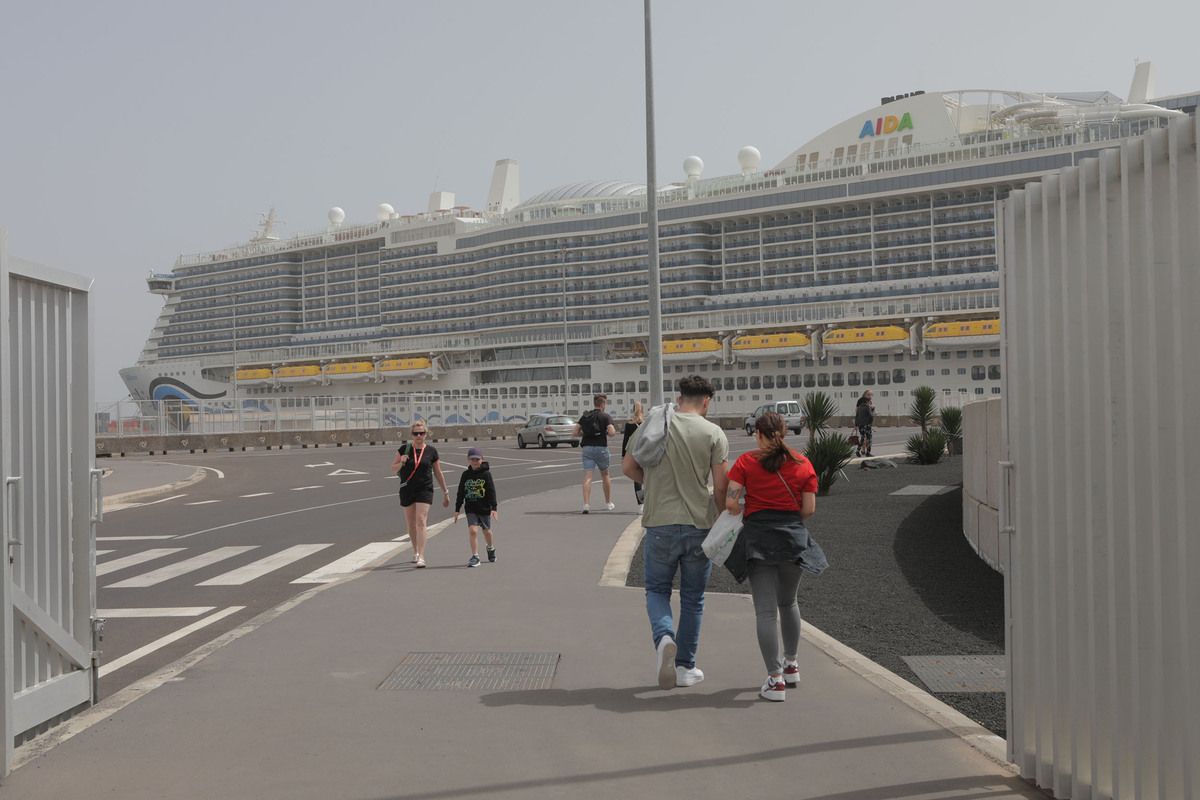 Turistas volviendo a su crucero en el puerto de Arrecife