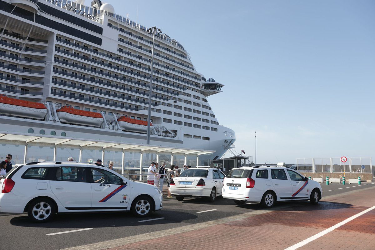 Pasajeros bajándose de un crucero en el Puerto de Arrecife