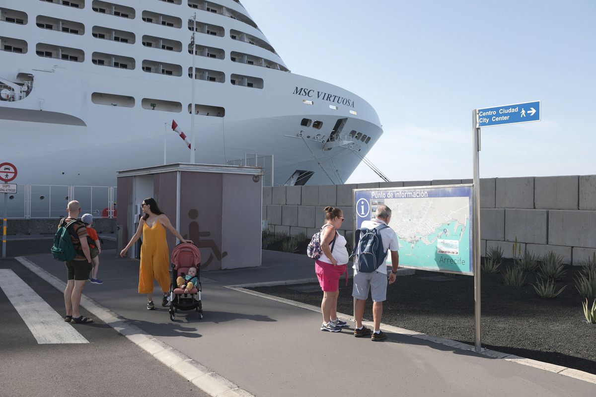 Turistas recién llegados en un crucero