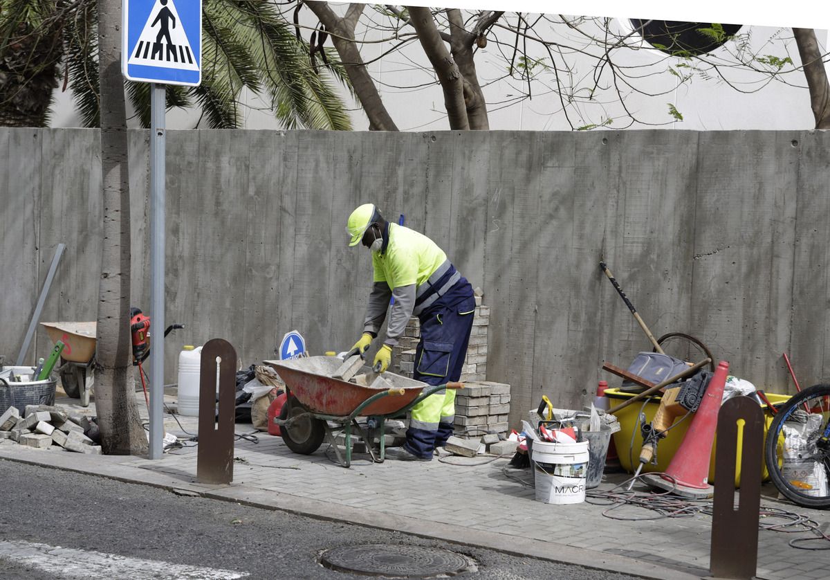 Un trabajador de la construcción renovando una calle en Lanzarote