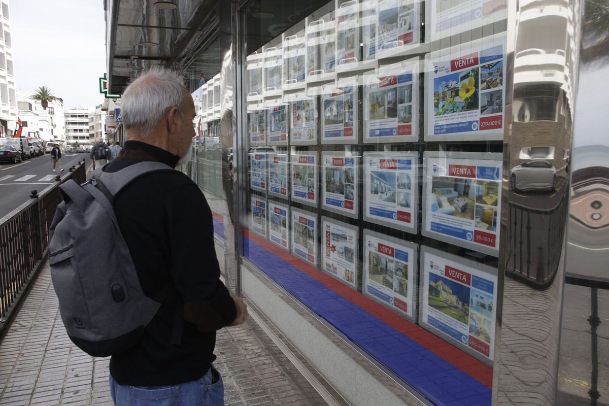 Un hombre mirando vivienda en venta