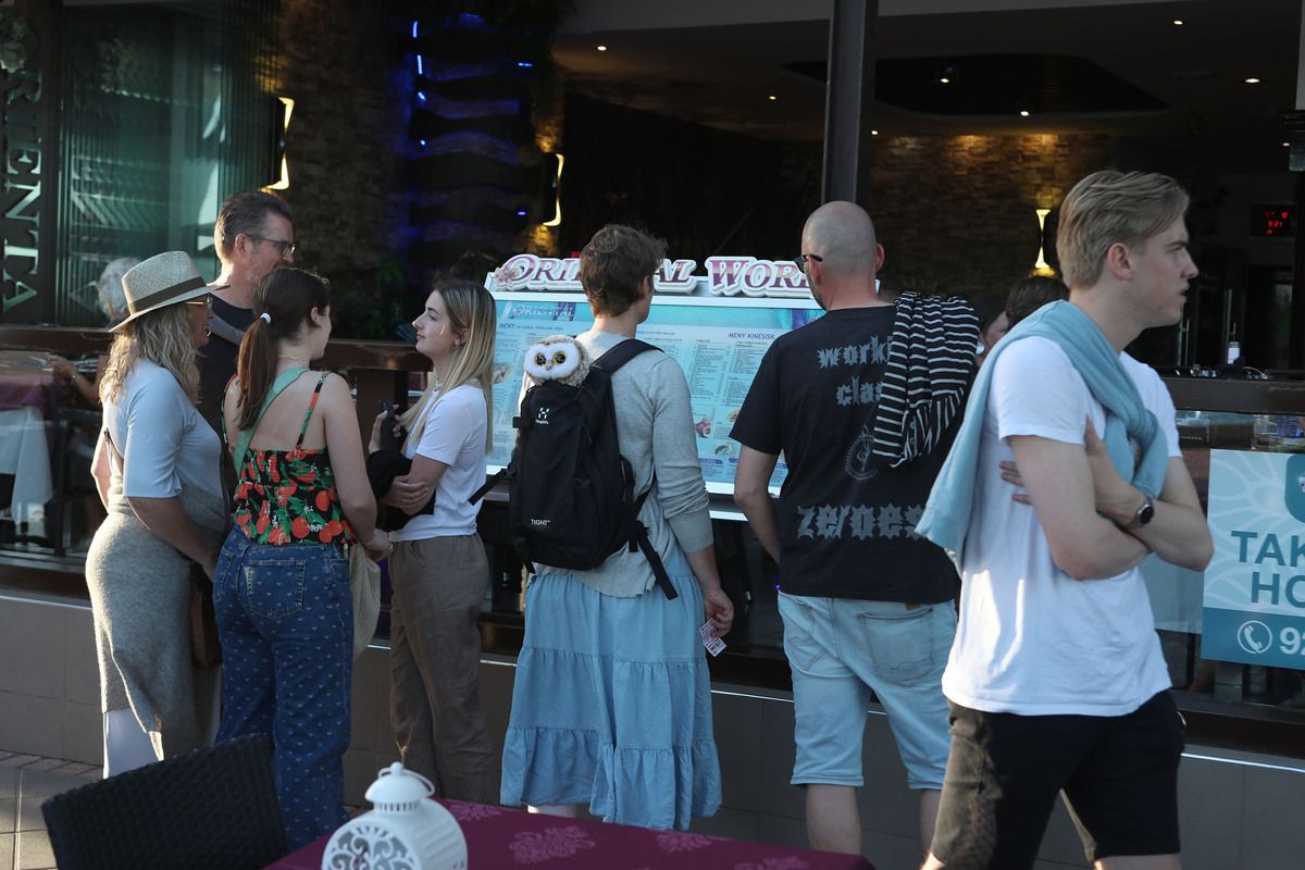 Turistas paseando por Puerto del Carmen