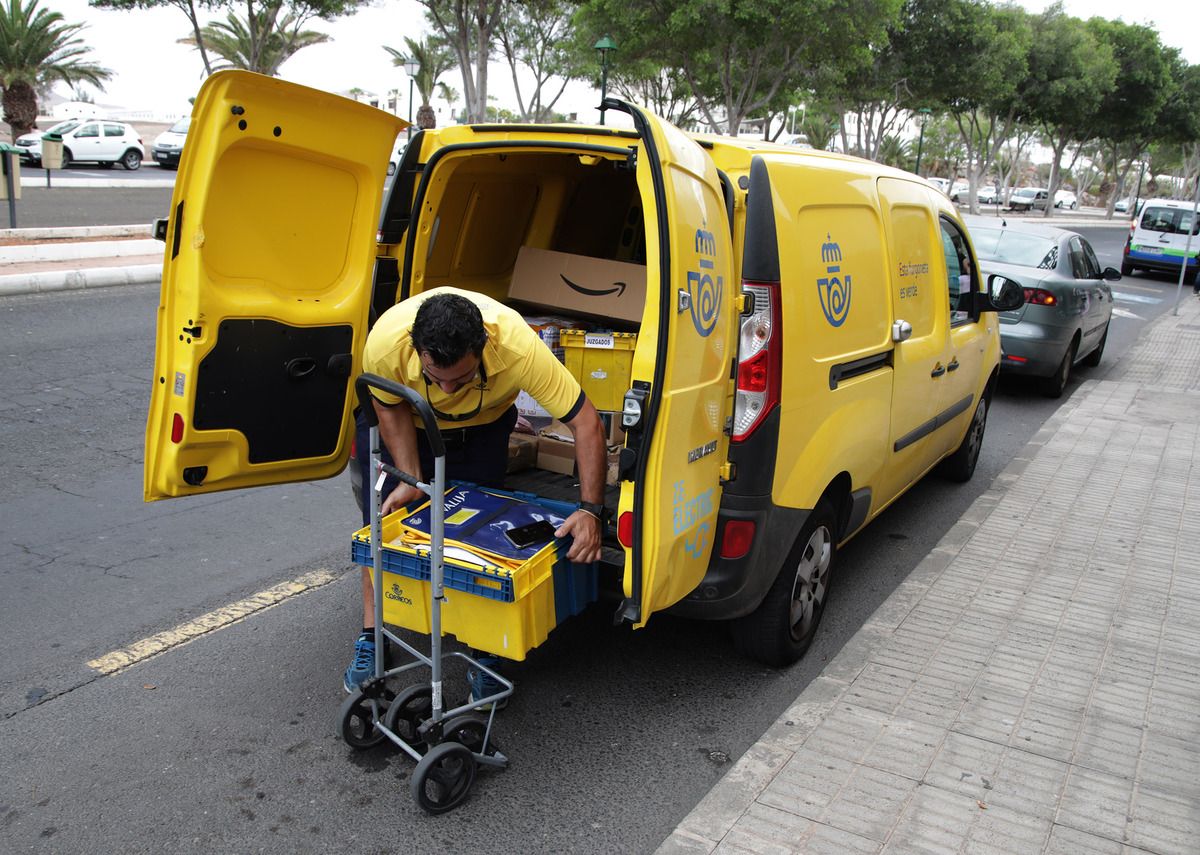 Trabajador de Correos descargando paquetes