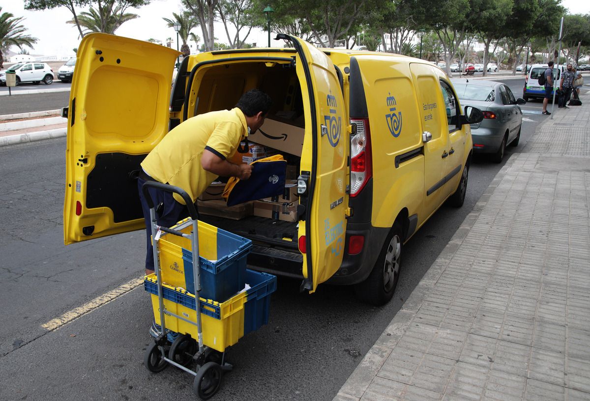 Trabajador de Correos repartiendo en Arrecife. Paro.