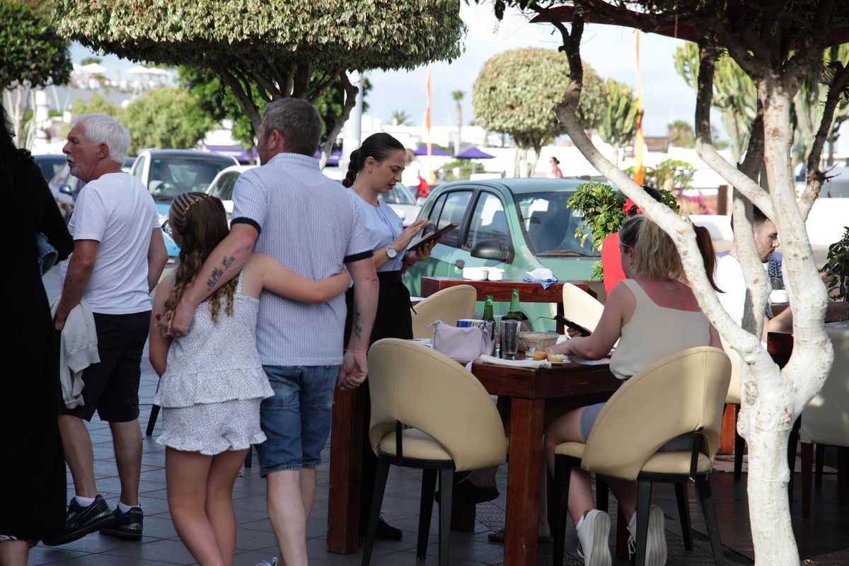 Turistas paseando por Puerto del Carmen