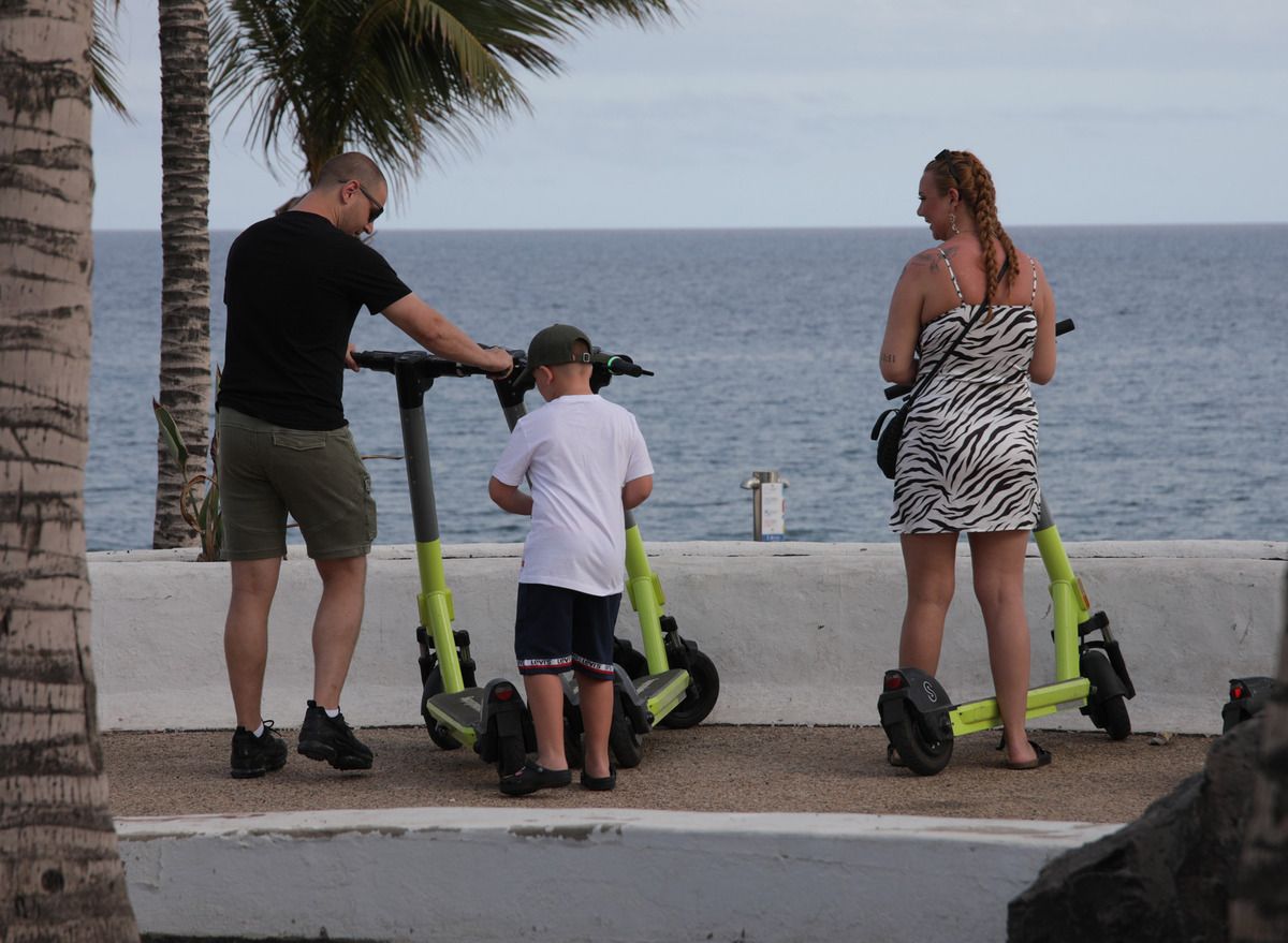 Turistas con patinetas en Puerto del Carmen
