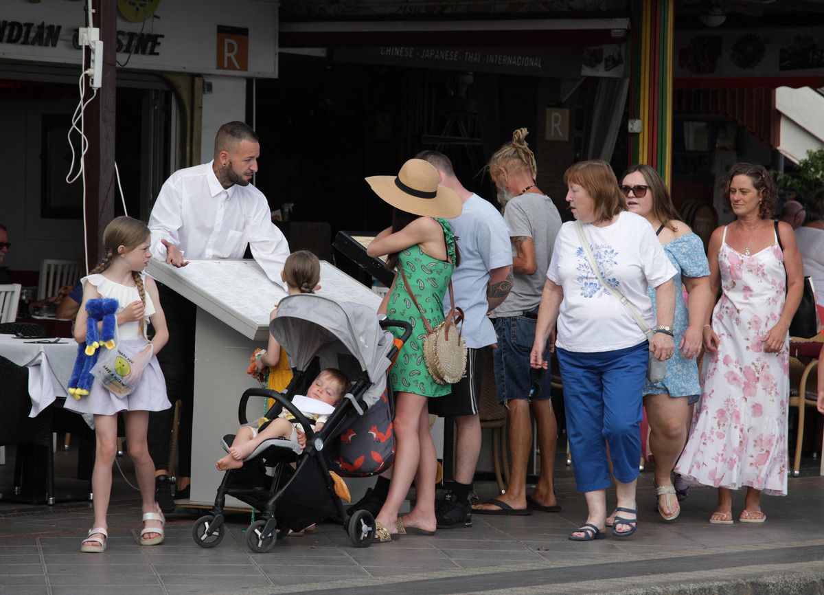 Turistas en la avenida de Puerto del Carmen