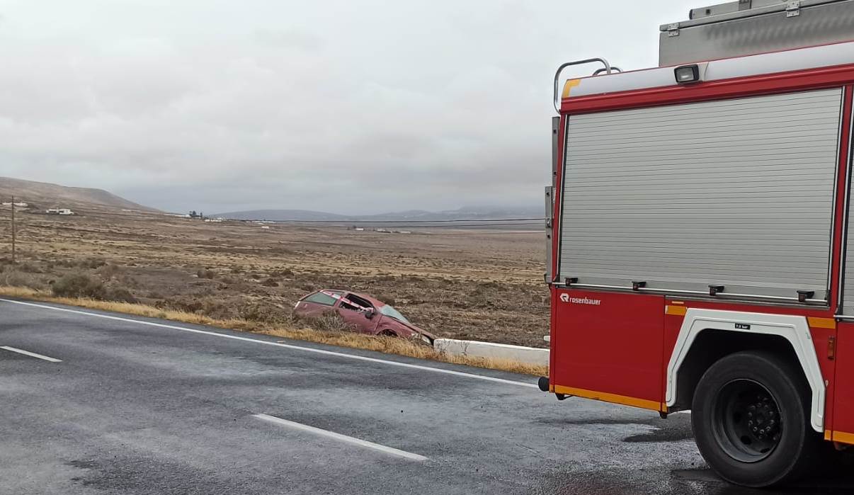 Un vehículo se sale de la carretera en Famara