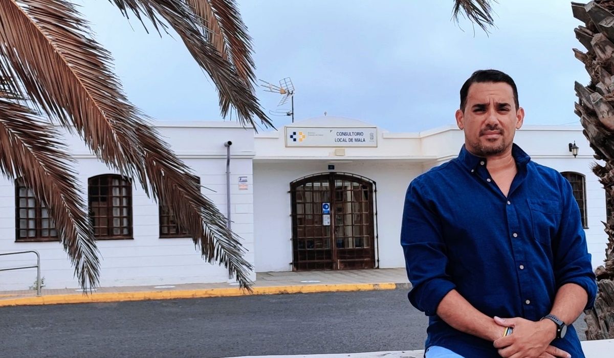 Yoné Caraballo frente al Consultorio de Mala