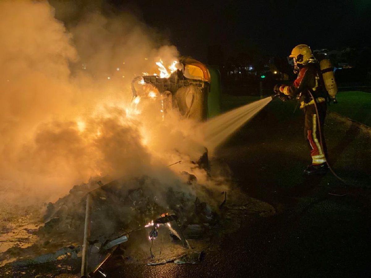Los bomberos apagan un incendio de un contenedor en Puerto del Carmen