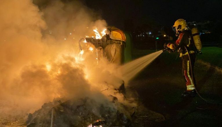 Los bomberos apagan un incendio de un contenedor en Puerto del Carmen