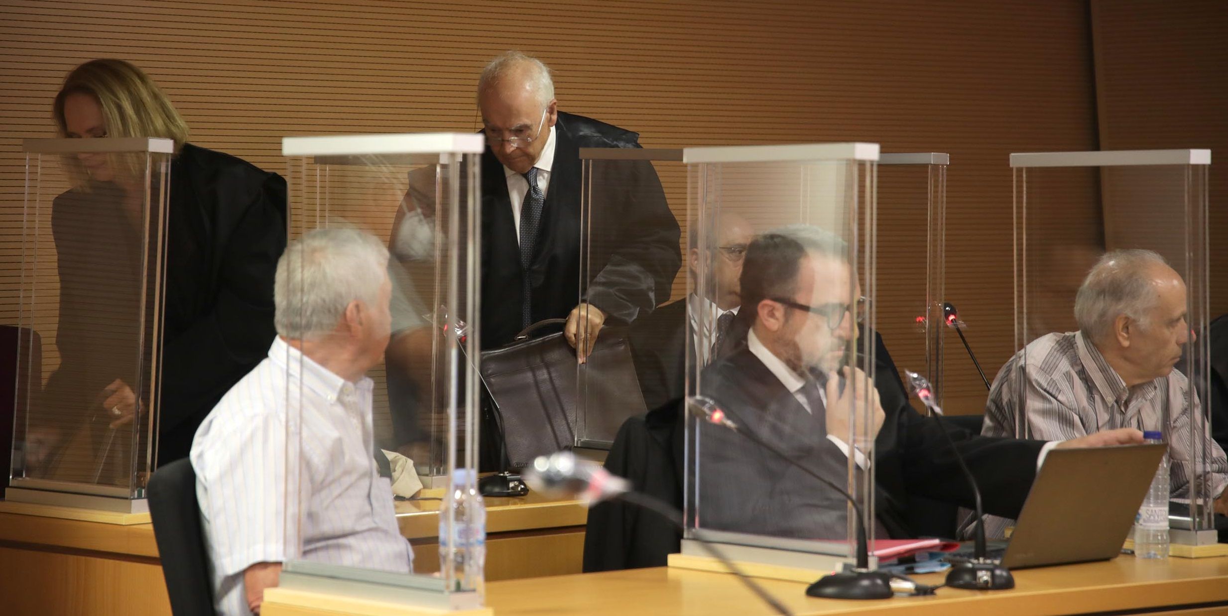 Felipe Fernández Camero, sentándose junto a los abogados al inicio del juicio (FOTOS: José Luis Carrasco)