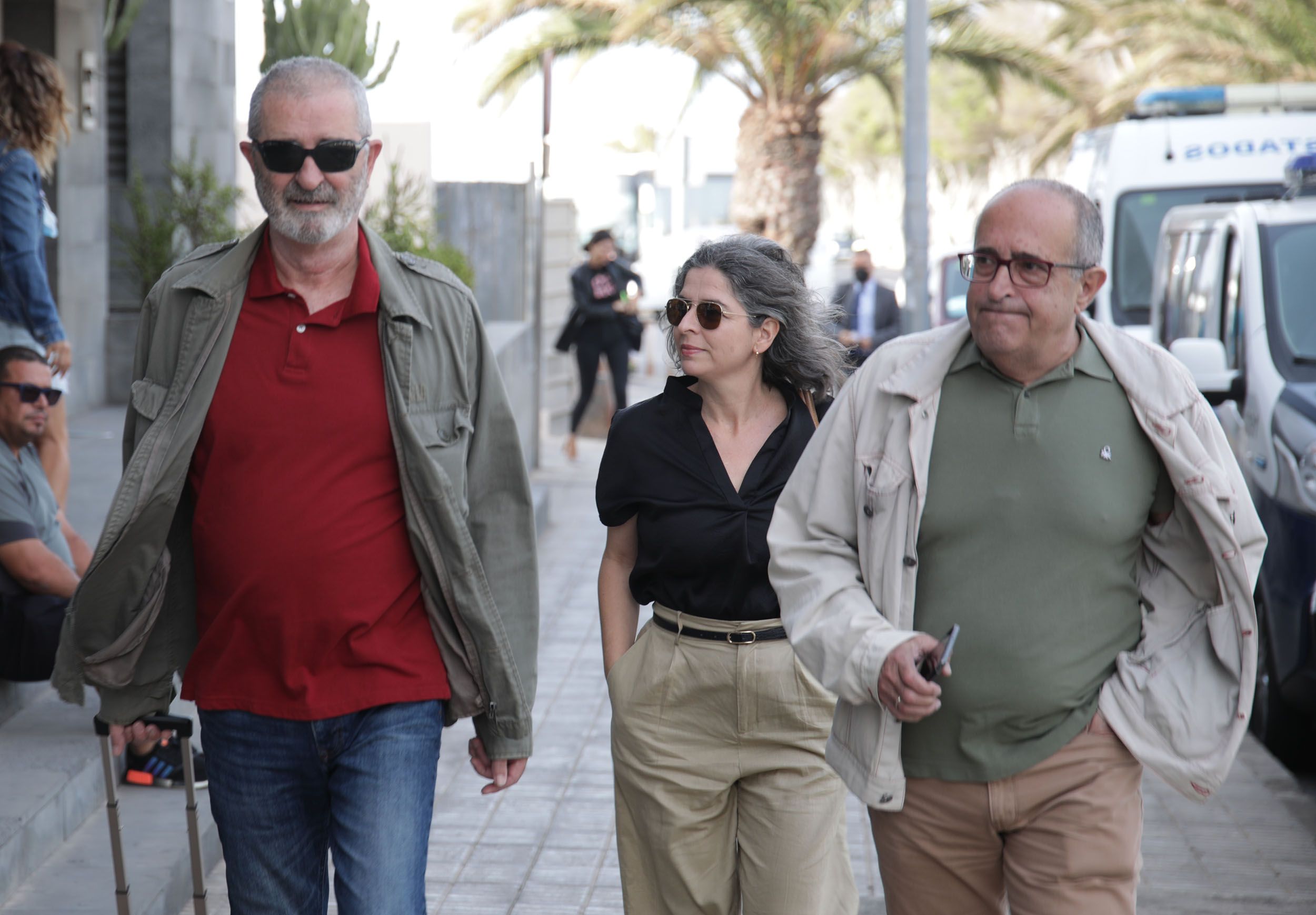 La abogada de Transparencia Urbanística, que ejerce la acusación popular, junto a dos miembros de la asociación La abogada de Transparencia Urbanística, que ejerce la acusación popular, junto a dos miembros de la asociación