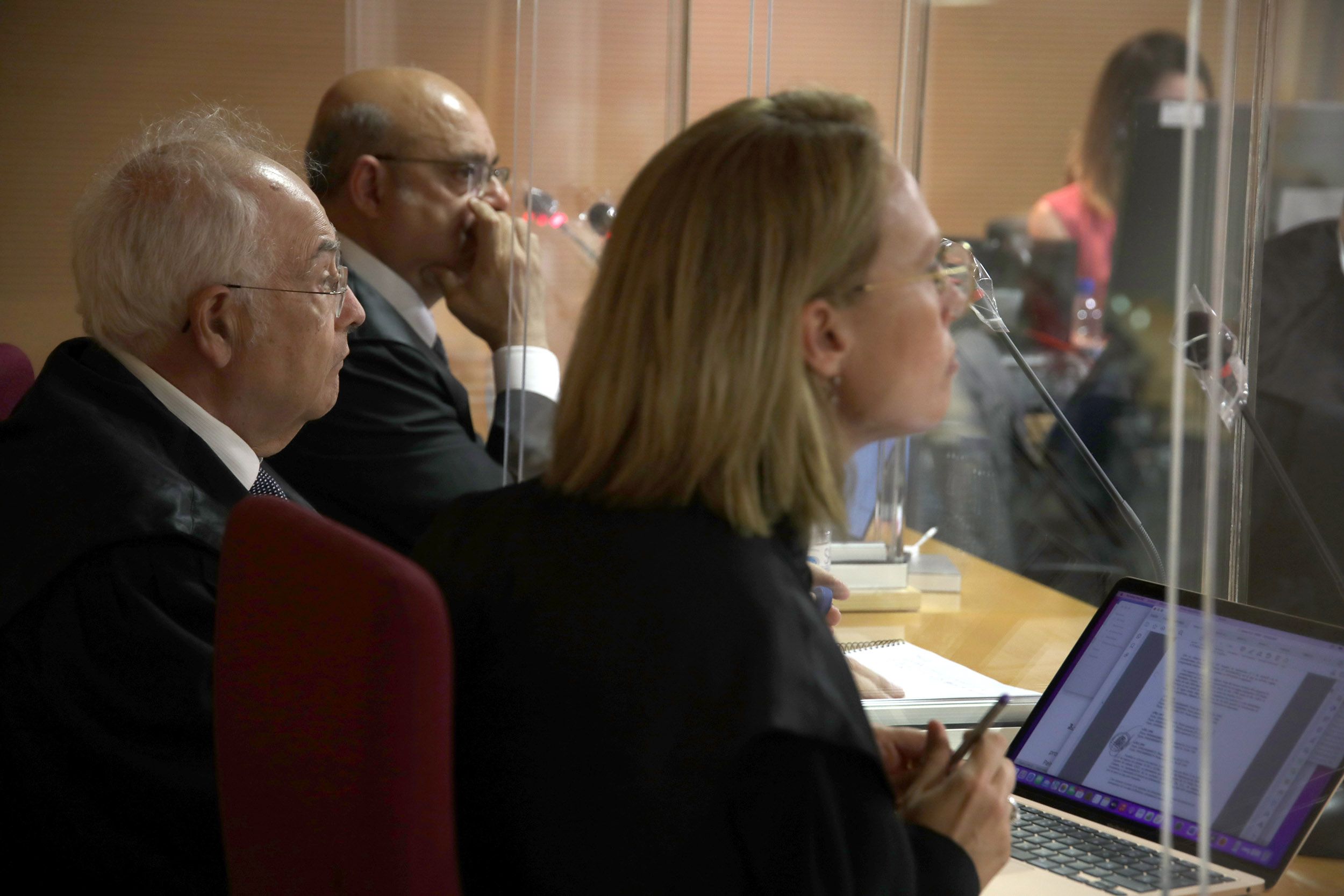 Felipe Fernández Camero, entre sus dos abogados Felipe Fernández Camero, entre sus dos abogados
