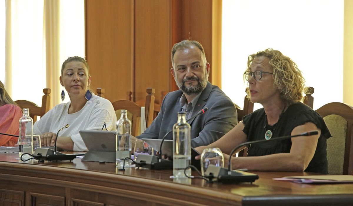 Consejeros de Podemos en el pleno sobre el rallye