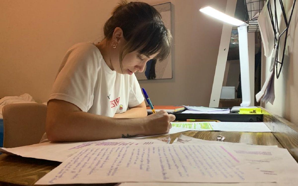 Alicia, una joven lanzaroteña, estudiando para las oposiciones al Cuerpo de Maestras por primera vez