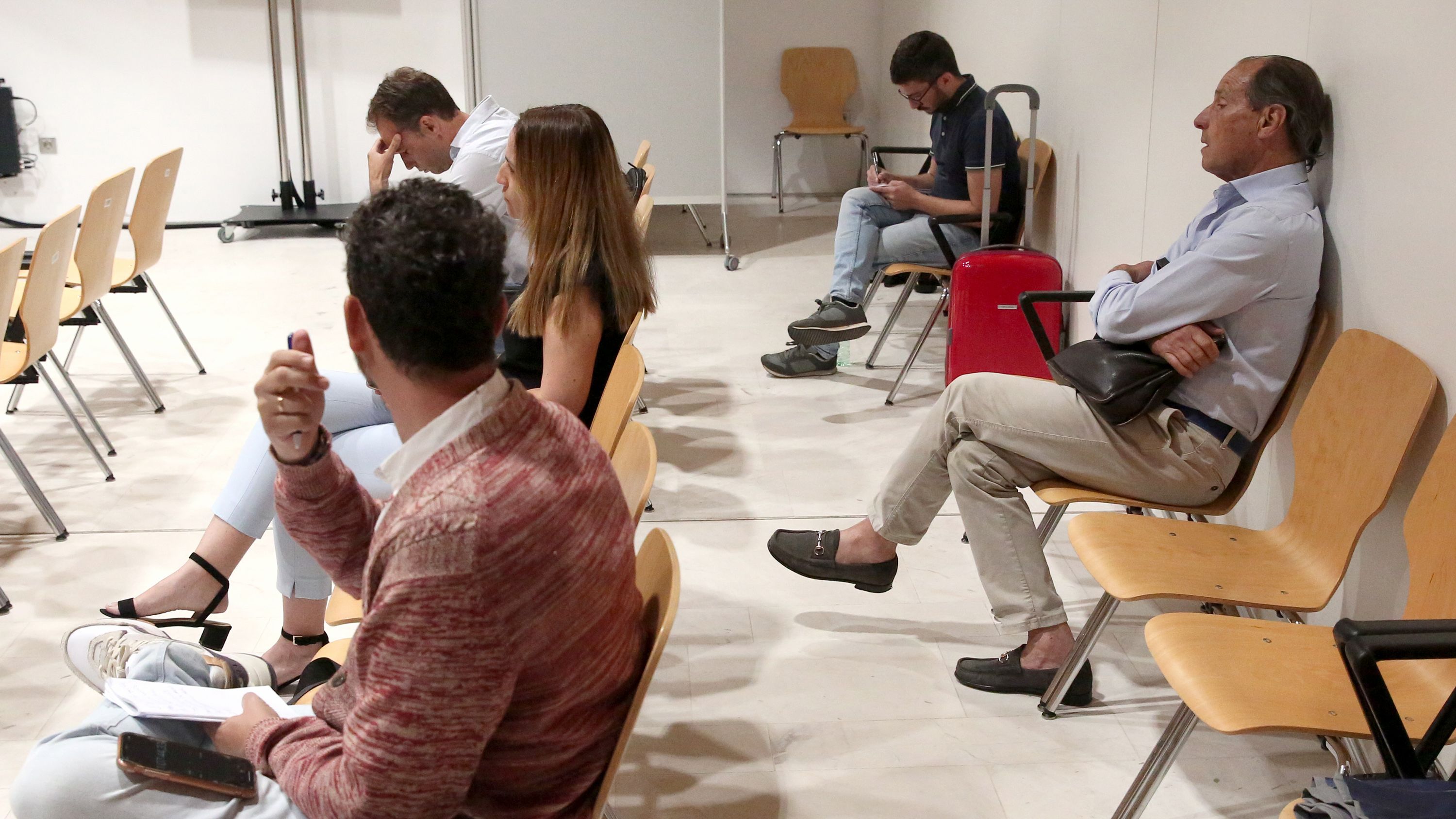 El empresario Juan Francisco Rosa, entre el público y los periodistas que cubrían el juicio en Gran Canaria (FOTOS: Alejandro Ramos / Canarias Ahora)