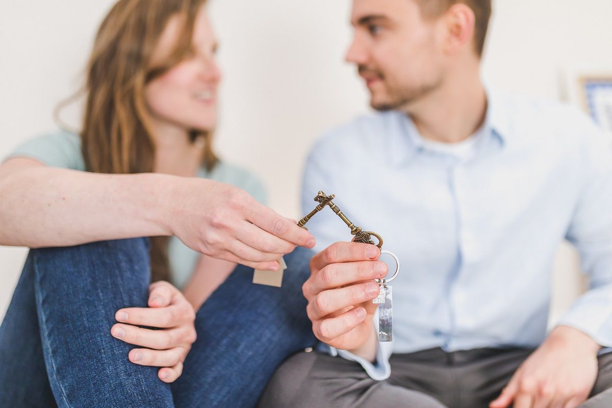 Jóvenes con las llaves de su nueva casa