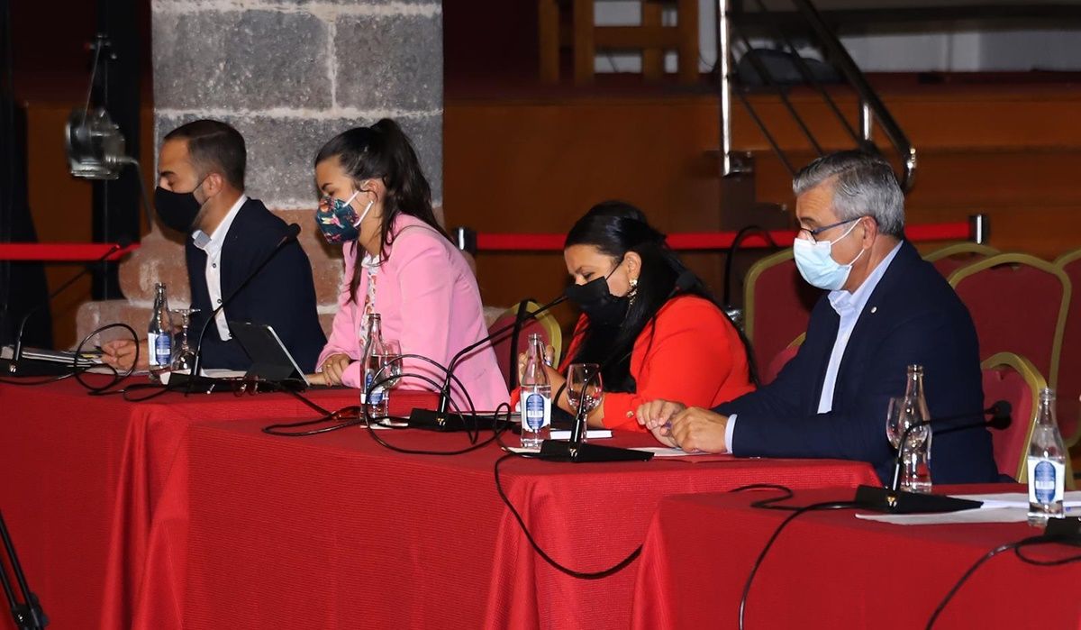 Elsa Betancort, entre los concejales del Partido Popular y uno del PSOE en un pleno del Ayuntamiento