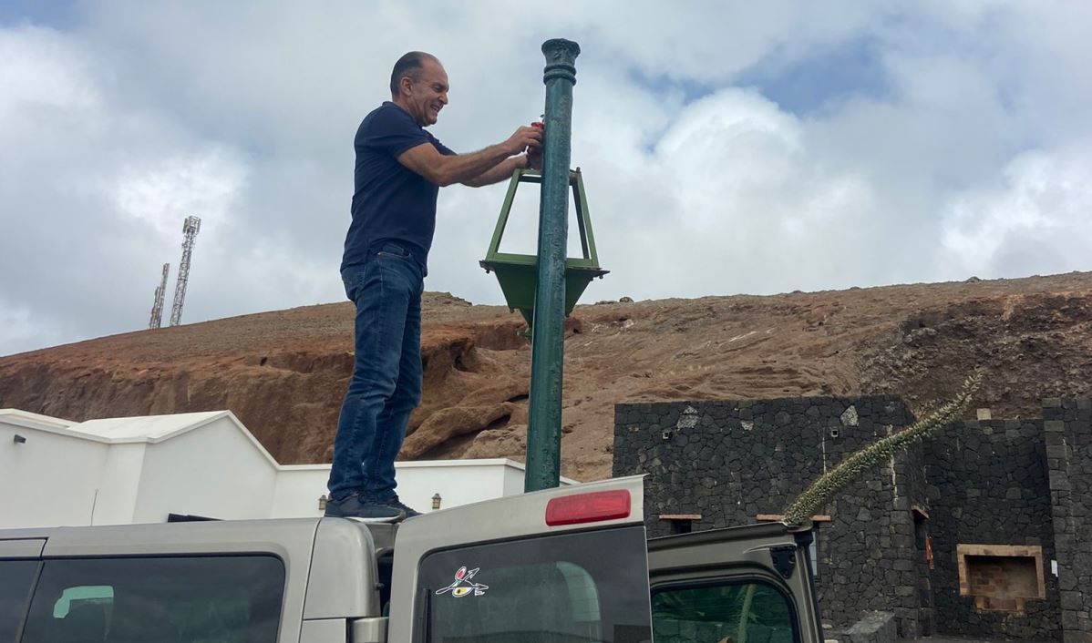 Jesús Machín arreglando una farola a punto de caer