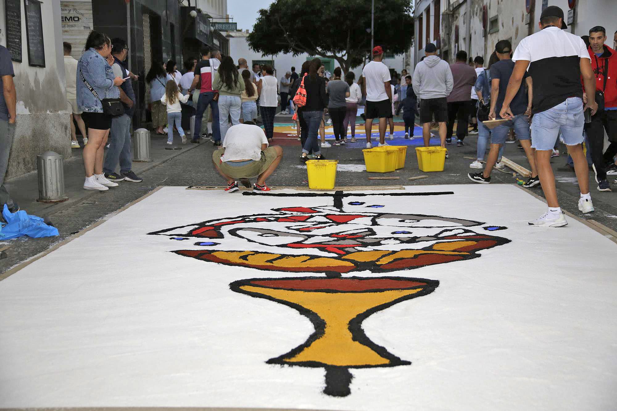 Elaboración de alfombras de sal en Arrecife Elaboración de alfombras de sal en Arrecife