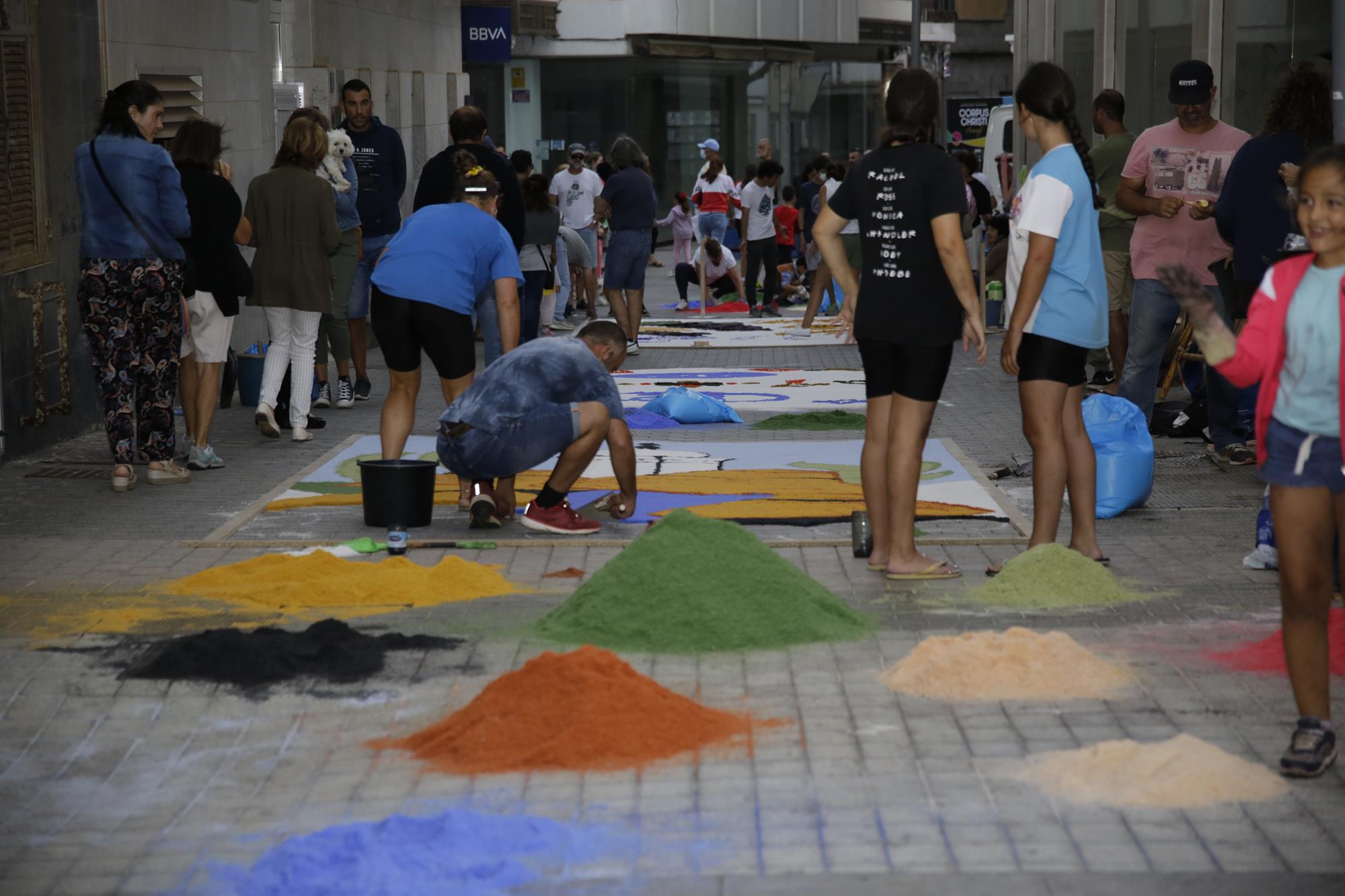 Elaboración de alfombras de sal en Arrecife Elaboración de alfombras de sal en Arrecife