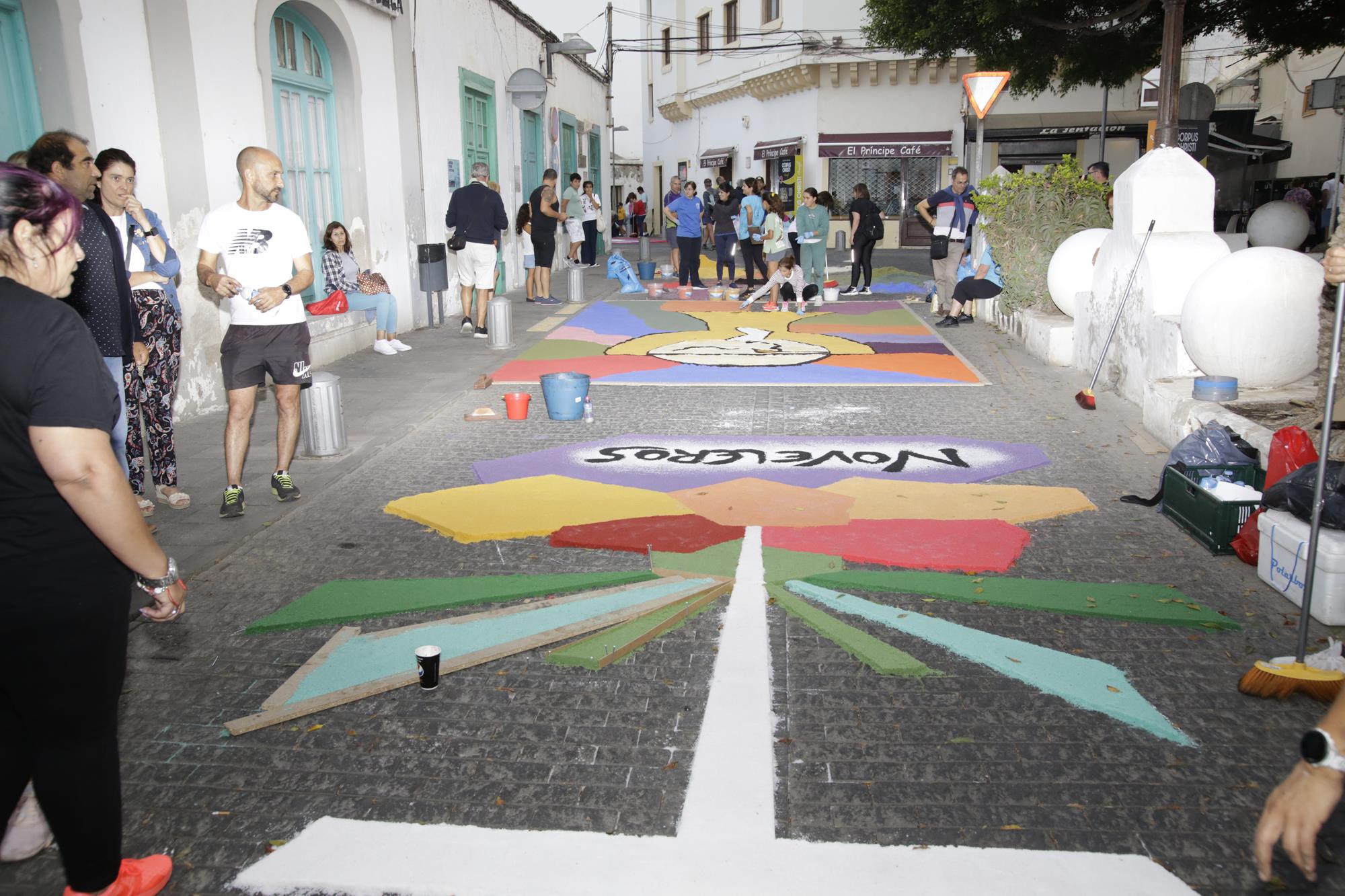 Elaboración de alfombras de sal en Arrecife Elaboración de alfombras de sal en Arrecife