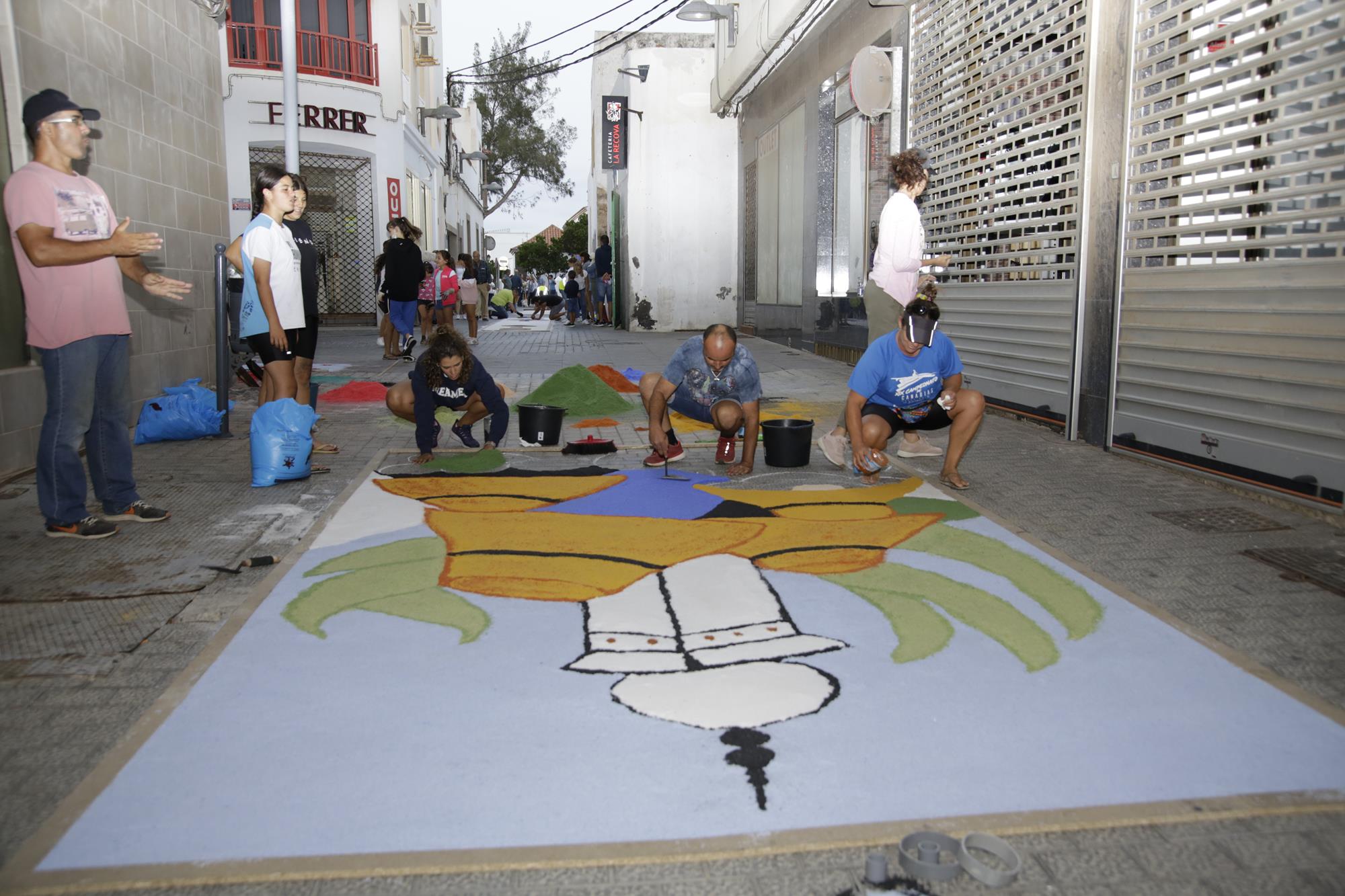 Elaboración de alfombras de sal en Arrecife Elaboración de alfombras de sal en Arrecife