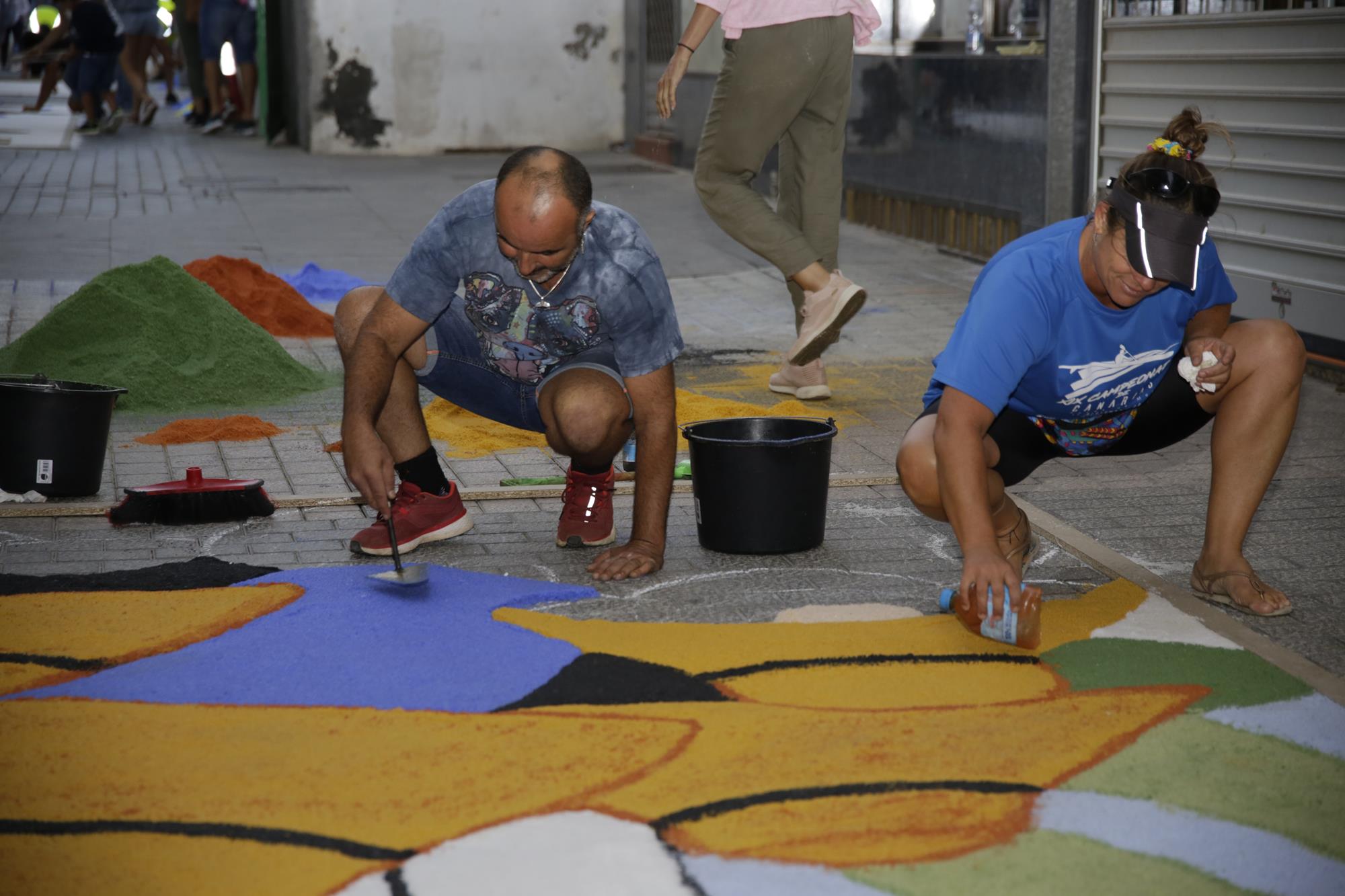 Elaboración de alfombras de sal en Arrecife Elaboración de alfombras de sal en Arrecife