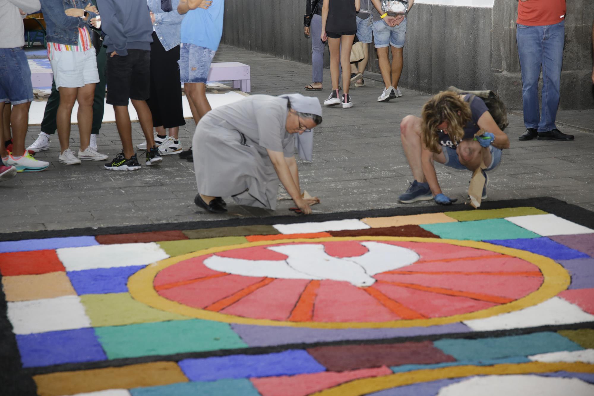 Elaboración de alfombras de sal en Arrecife Elaboración de alfombras de sal en Arrecife