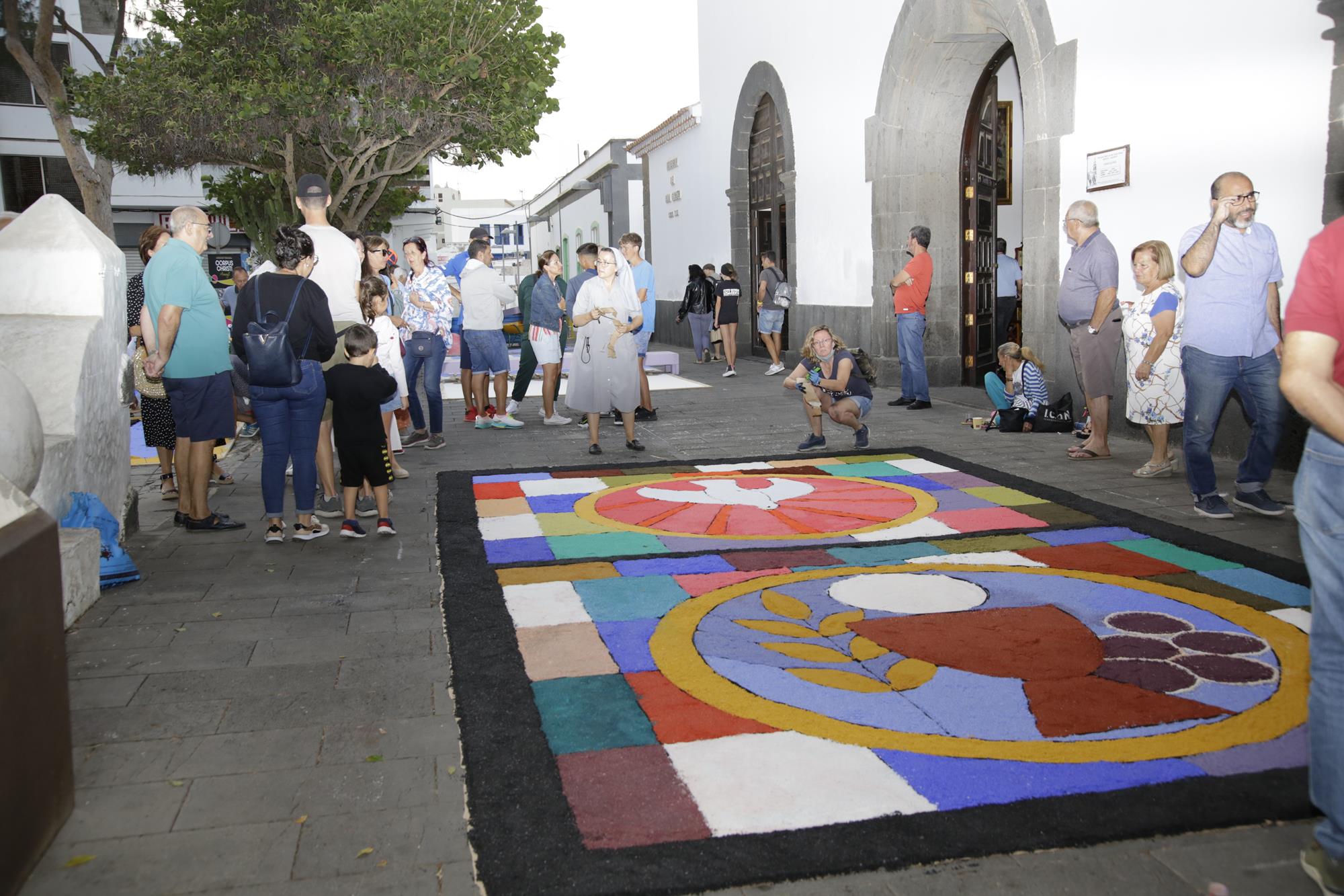 Elaboración de alfombras de sal en Arrecife Elaboración de alfombras de sal en Arrecife