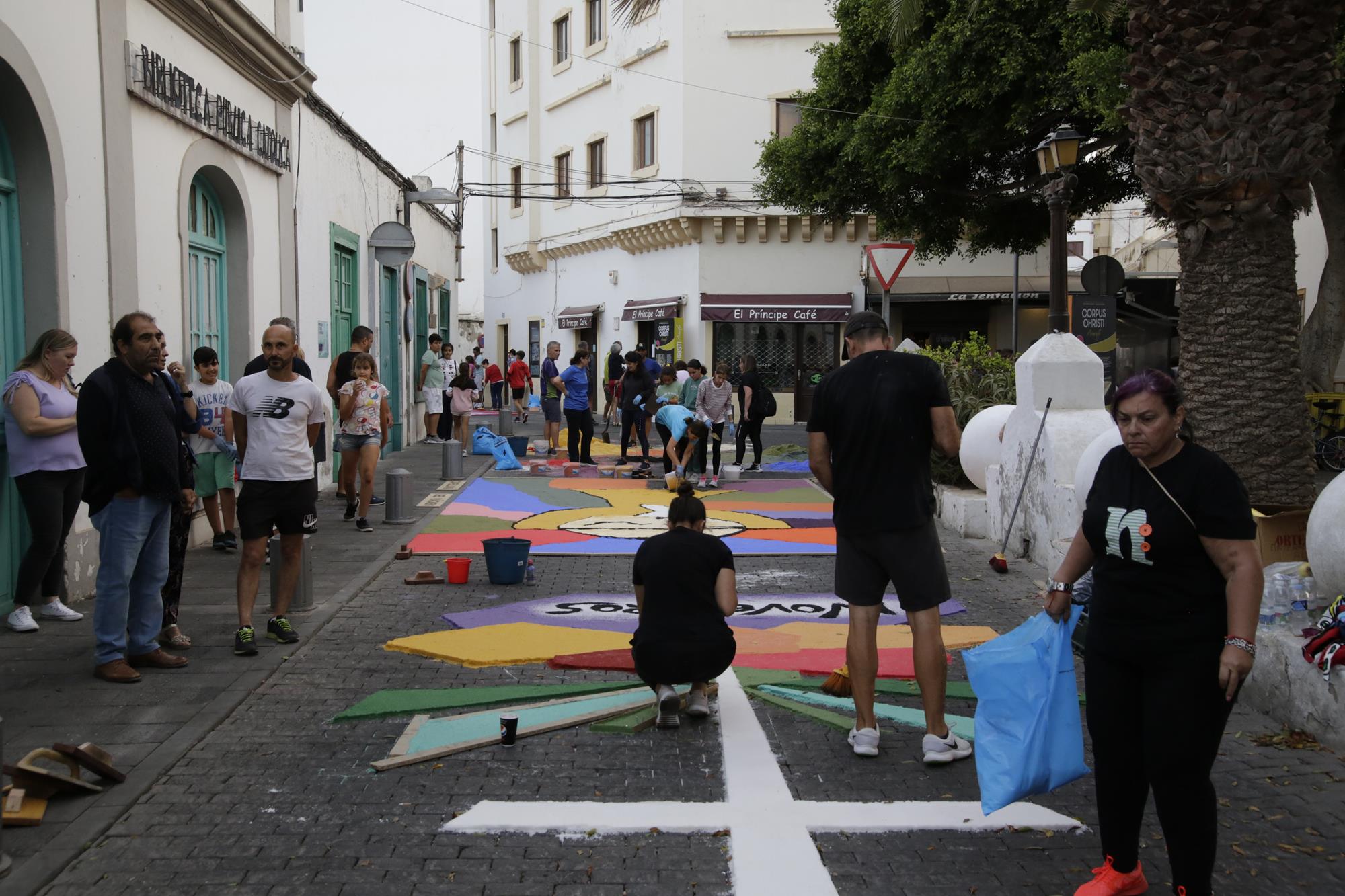 Elaboración de alfombras de sal en Arrecife Elaboración de alfombras de sal en Arrecife