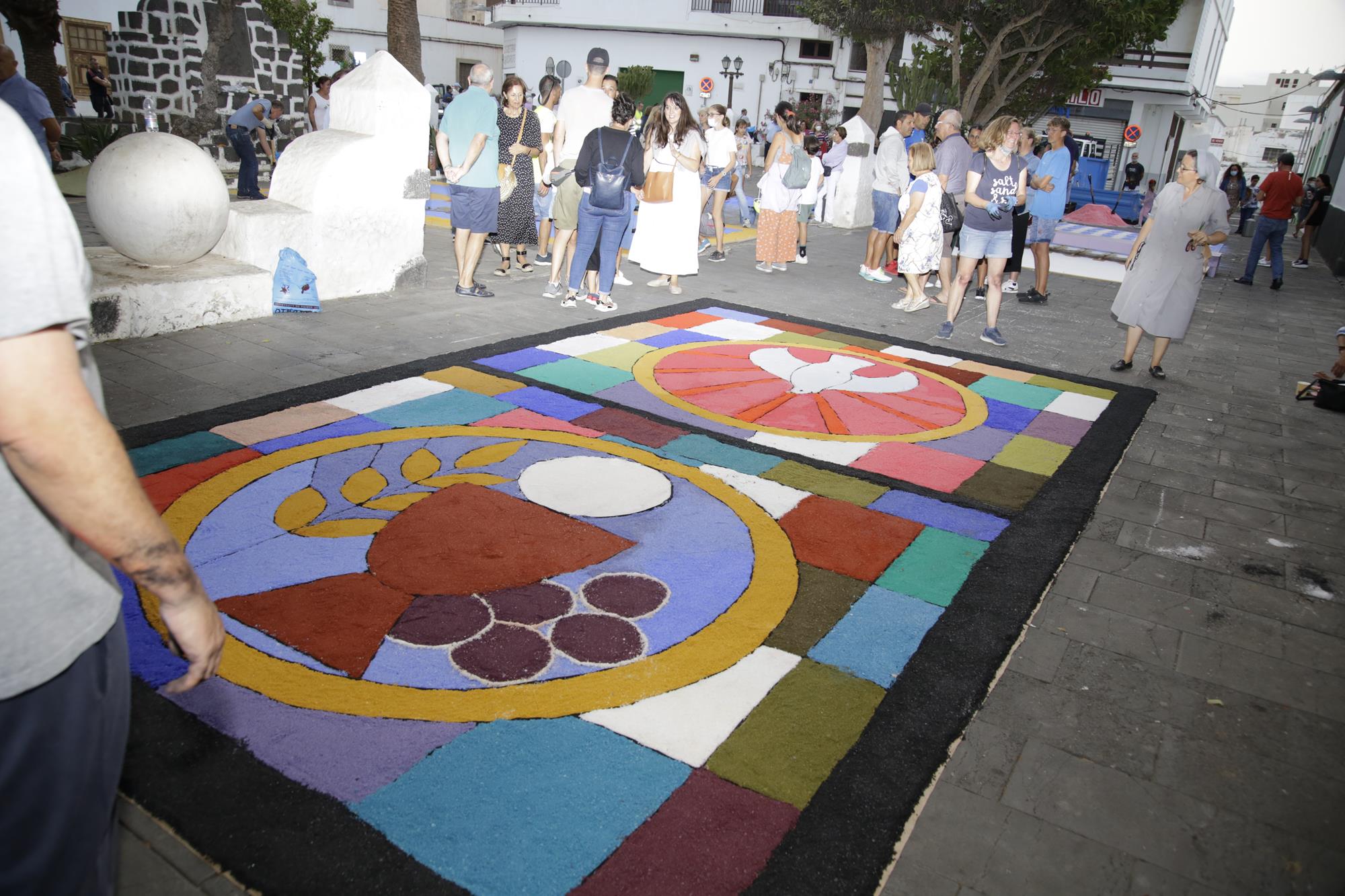 Elaboración de alfombras de sal en Arrecife Elaboración de alfombras de sal en Arrecife