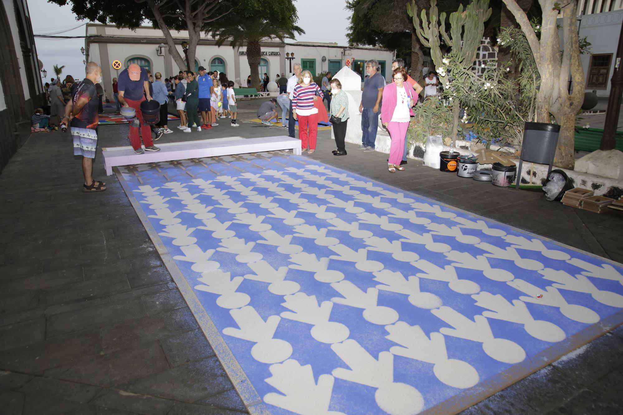 Elaboración de alfombras de sal en Arrecife Elaboración de alfombras de sal en Arrecife