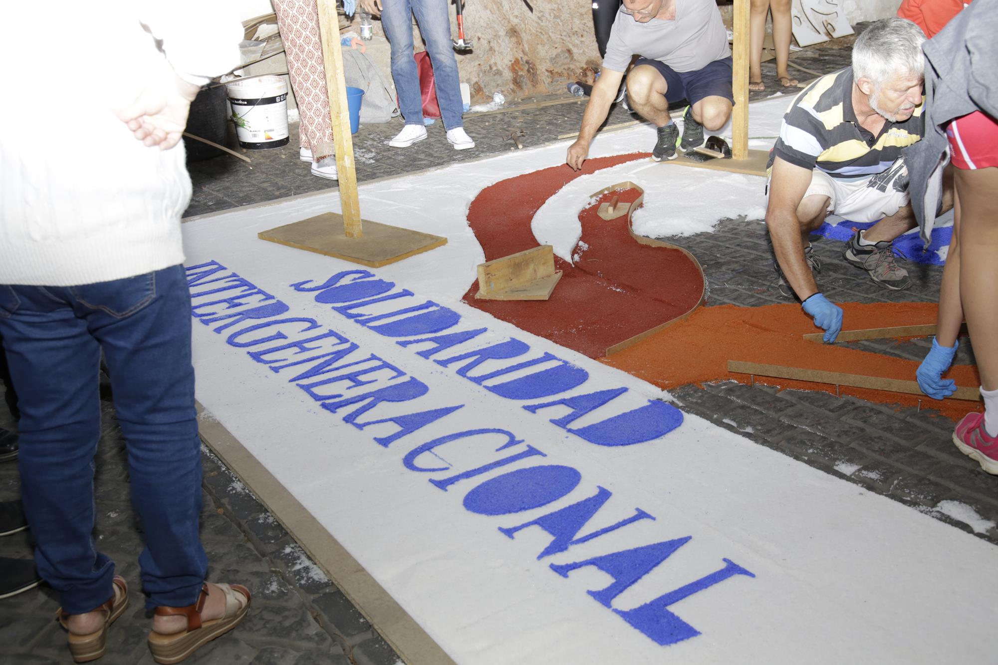 Elaboración de alfombras de sal en Arrecife Elaboración de alfombras de sal en Arrecife
