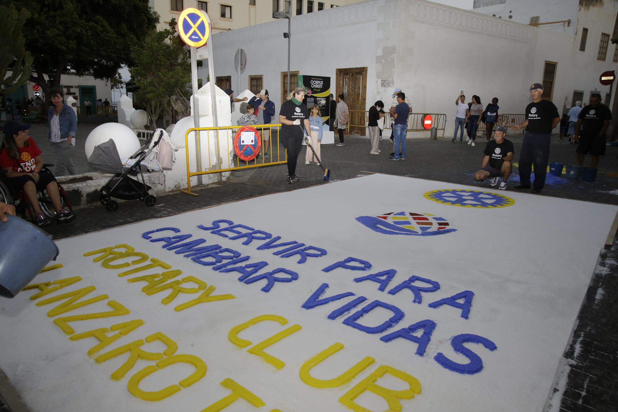 Elaboración de alfombras de sal en Arrecife Elaboración de alfombras de sal en Arrecife