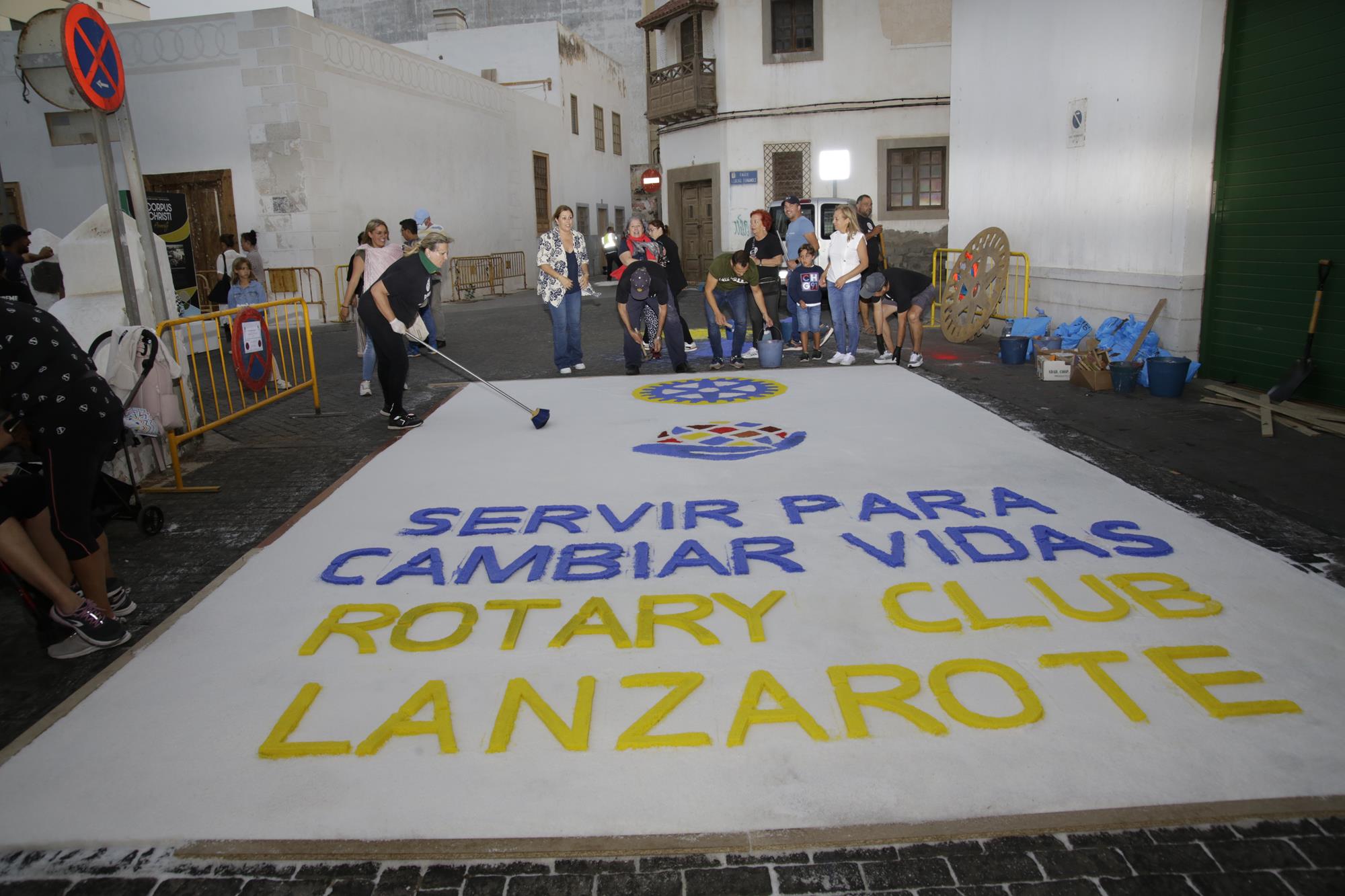 Elaboración de alfombras de sal en Arrecife Elaboración de alfombras de sal en Arrecife