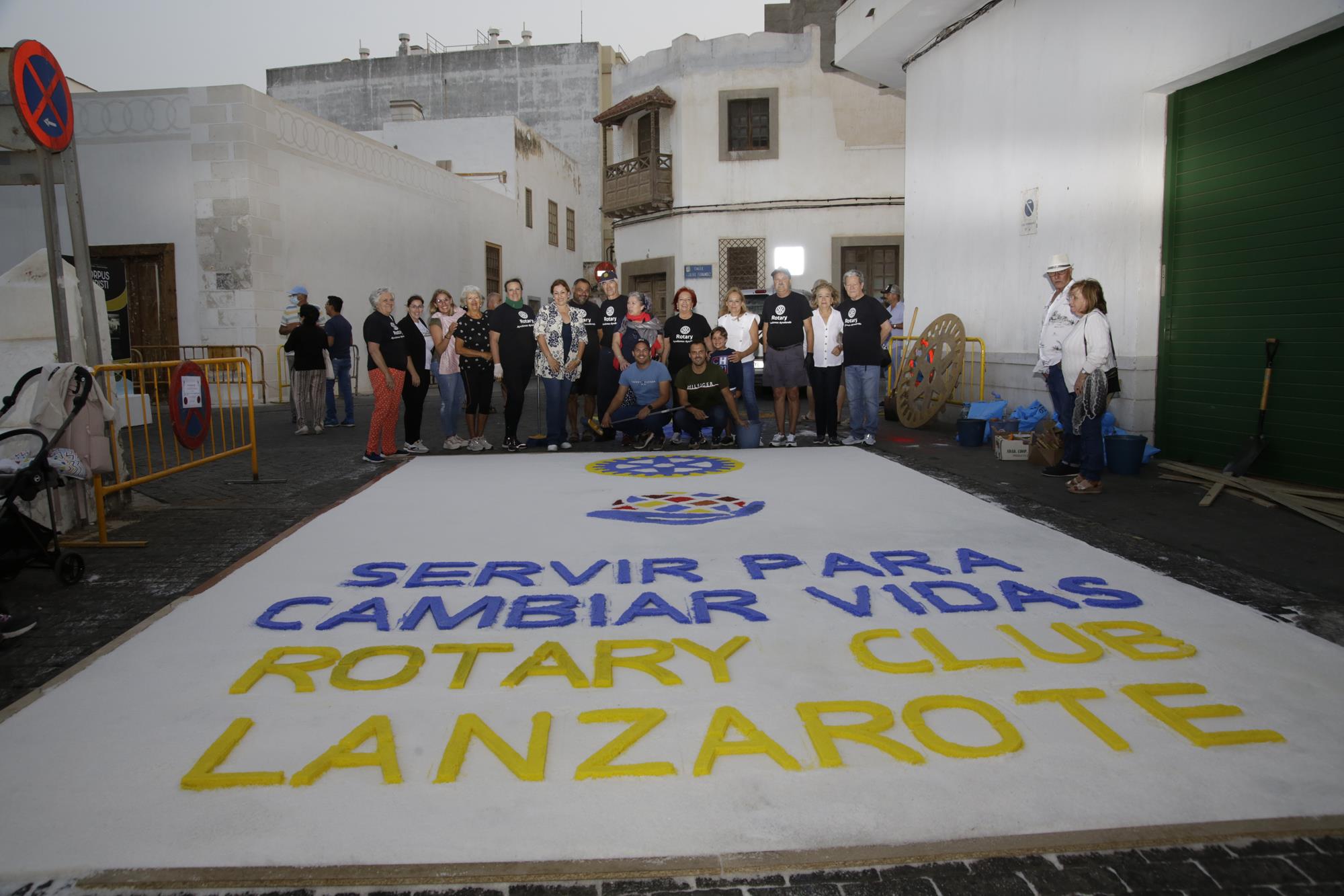 Elaboración de alfombras de sal en Arrecife Elaboración de alfombras de sal en Arrecife
