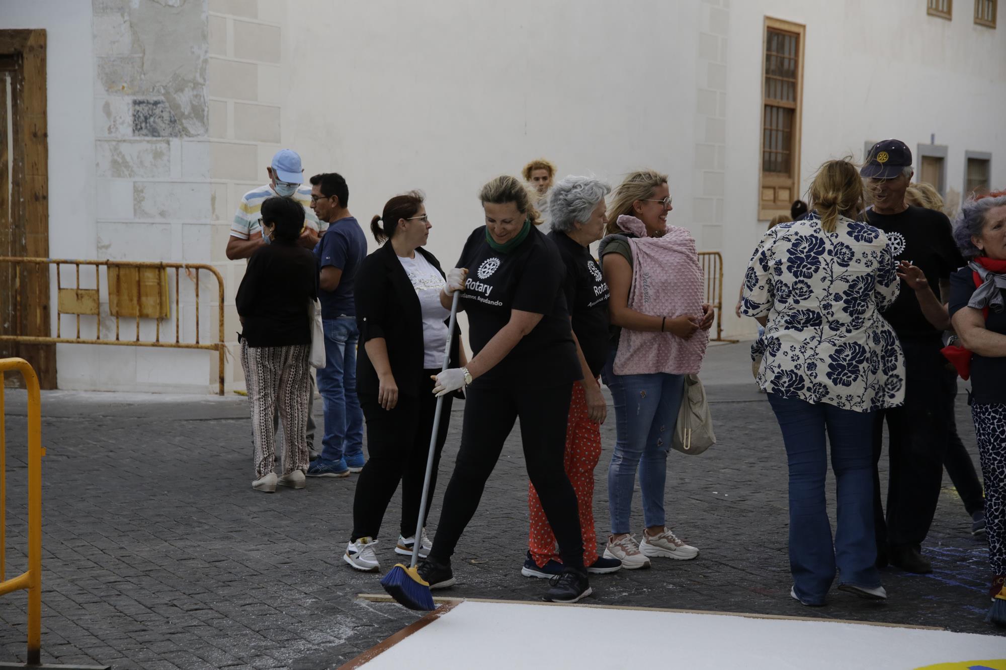 Elaboración de alfombras de sal en Arrecife Elaboración de alfombras de sal en Arrecife