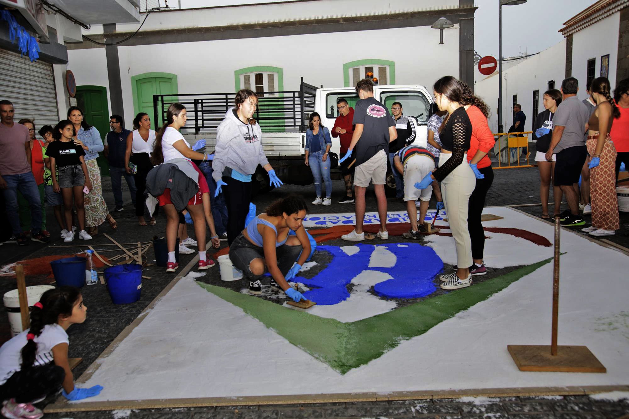 Elaboración de alfombras de sal en Arrecife Elaboración de alfombras de sal en Arrecife