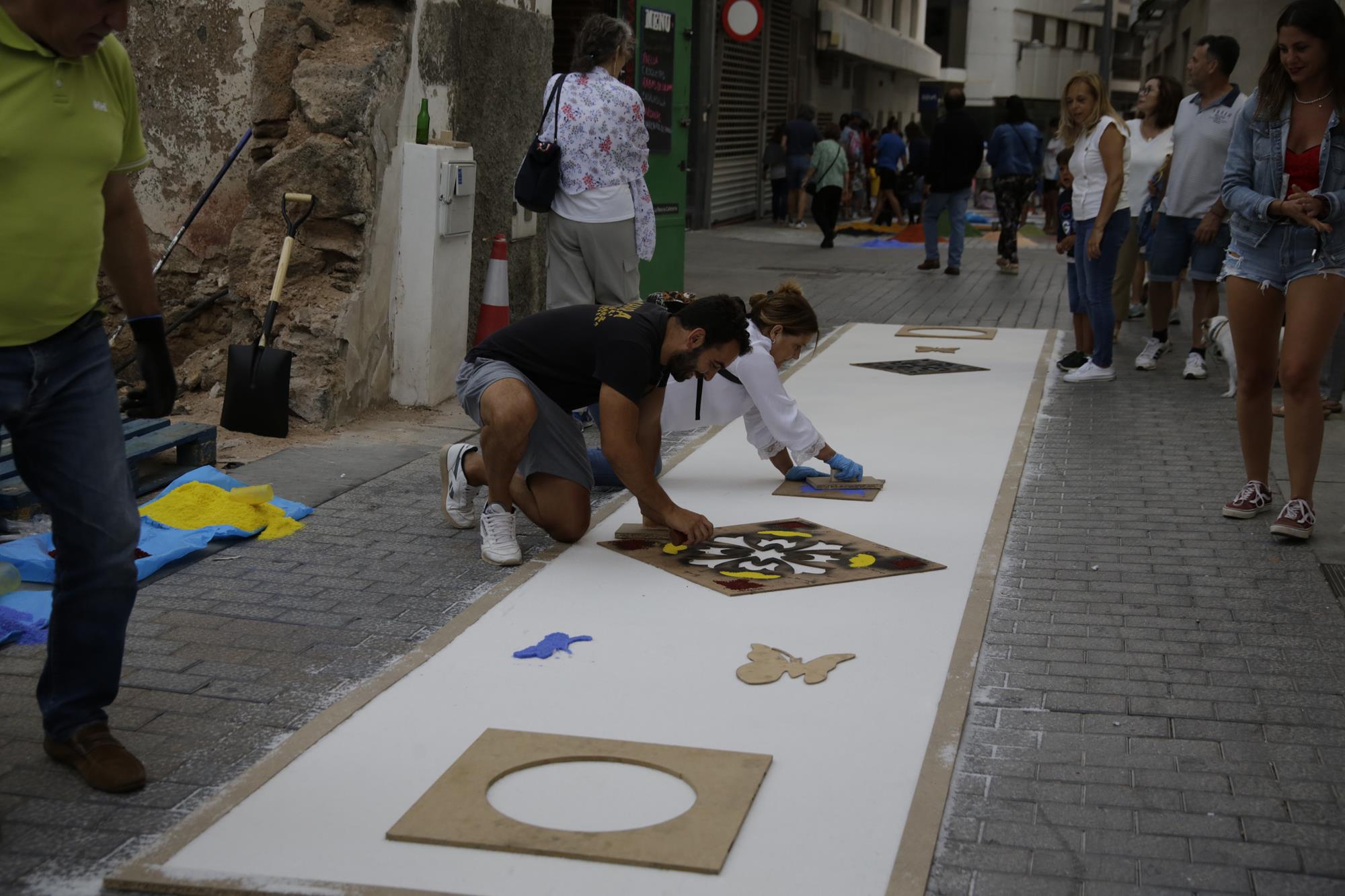 Elaboración de alfombras de sal en Arrecife Elaboración de alfombras de sal en Arrecife