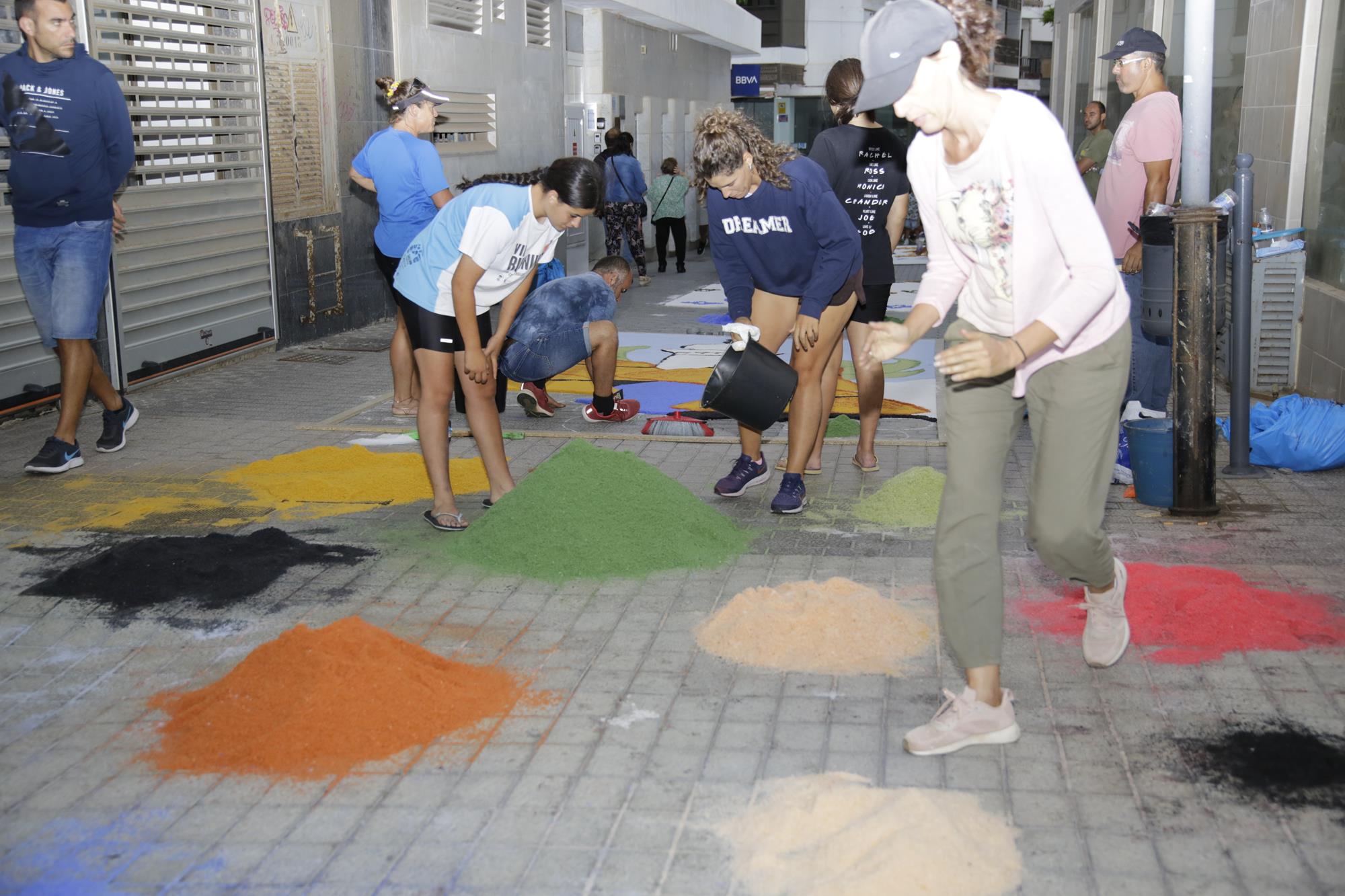 Elaboración de alfombras de sal en Arrecife Elaboración de alfombras de sal en Arrecife