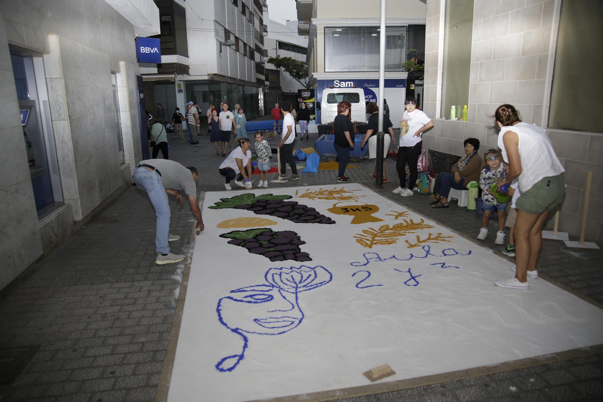 Elaboración de alfombras de sal en Arrecife Elaboración de alfombras de sal en Arrecife
