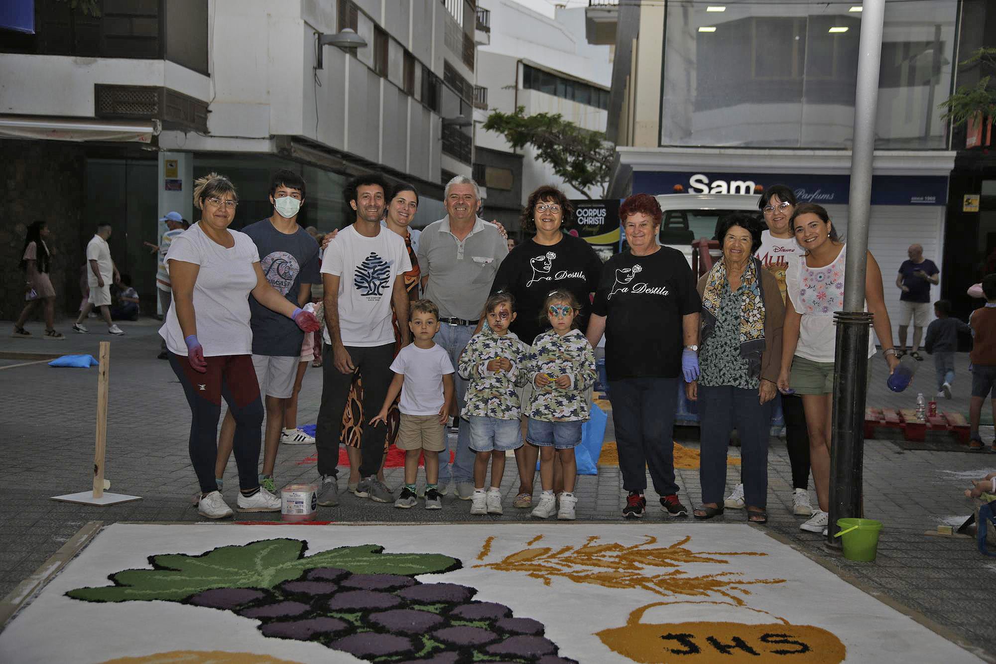 Elaboración de alfombras de sal en Arrecife Elaboración de alfombras de sal en Arrecife